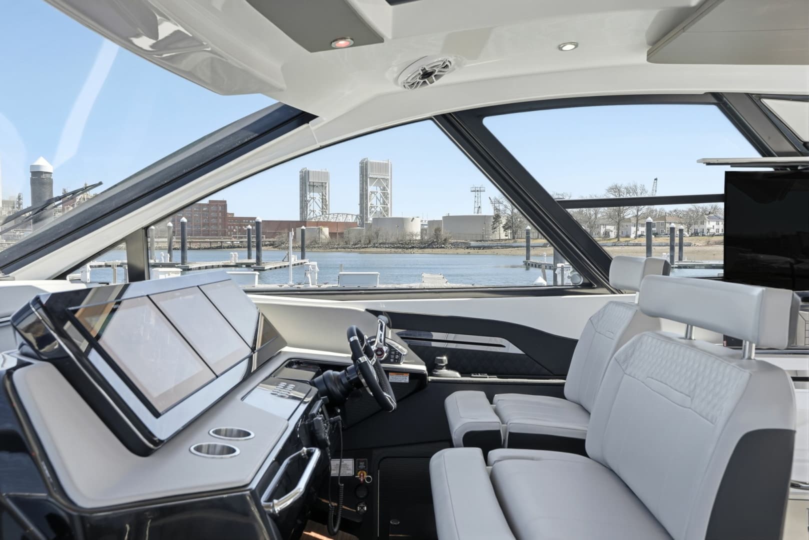 2026 Cruisers Yachts 50GLS OB - Image 25