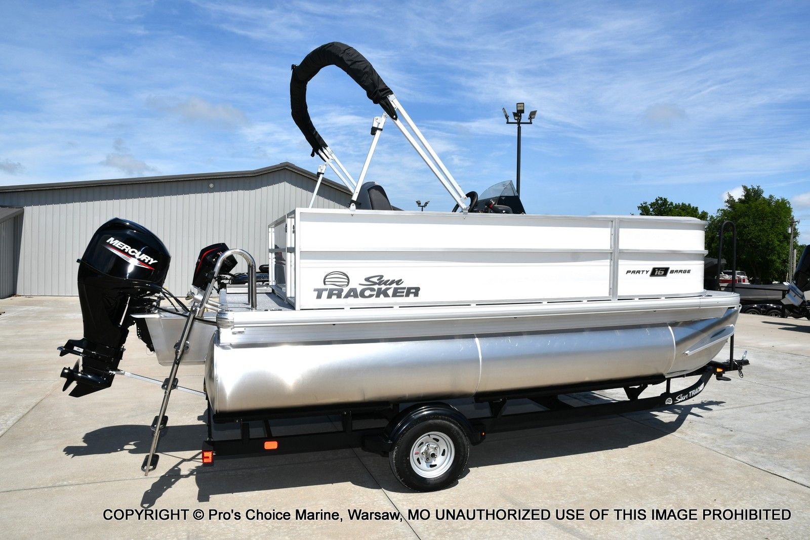 2026 Sun Tracker Party Barge 16 - 14