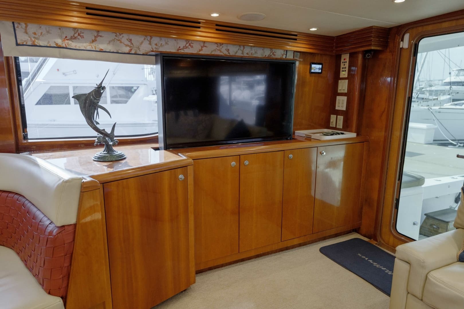2002 Hatteras 60 Convertible - Image 5