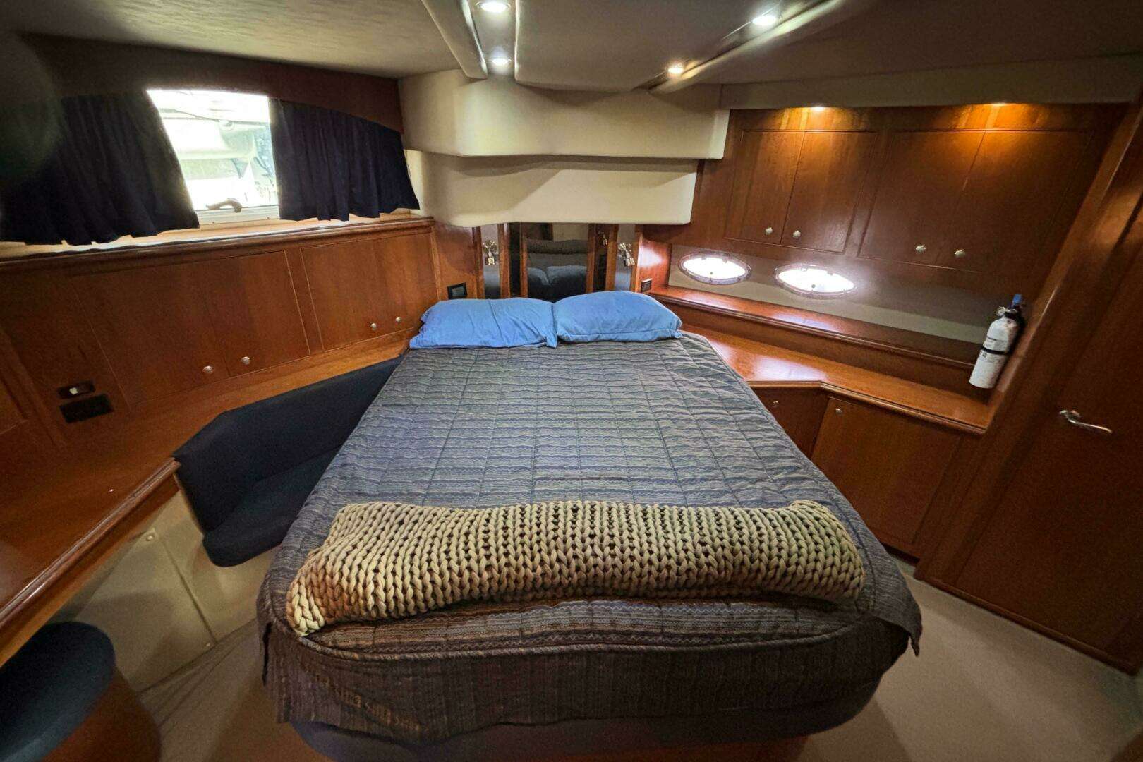 2005 Cruisers Yachts 455 Express Motor Yacht - Image 24