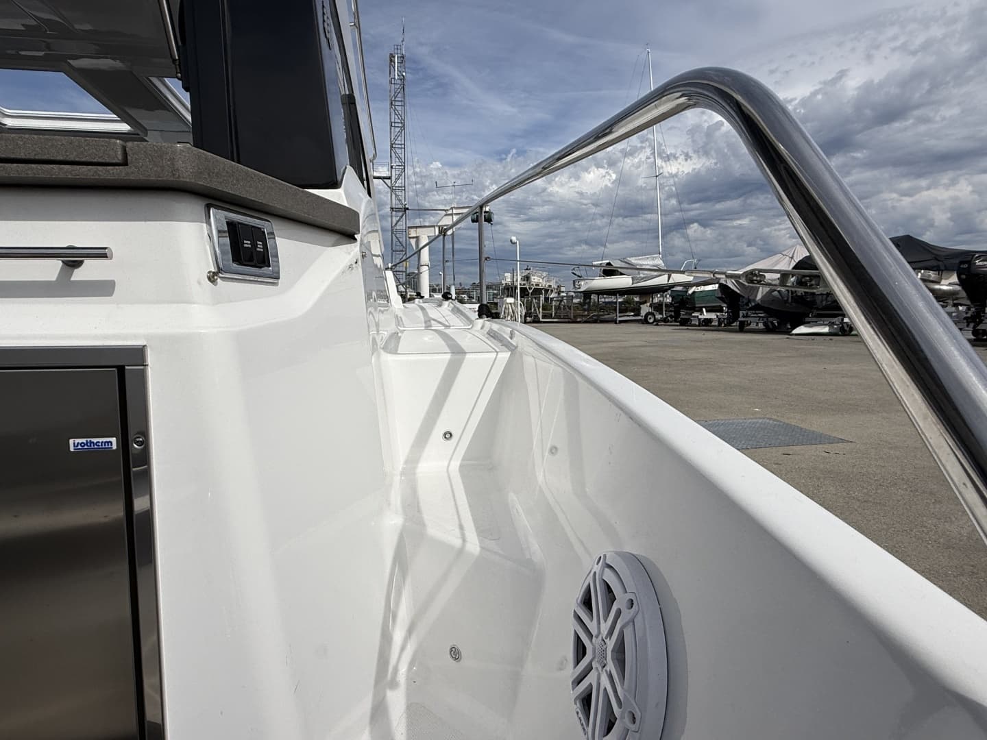 2022 Four Winns V355 Coupe - Image 10