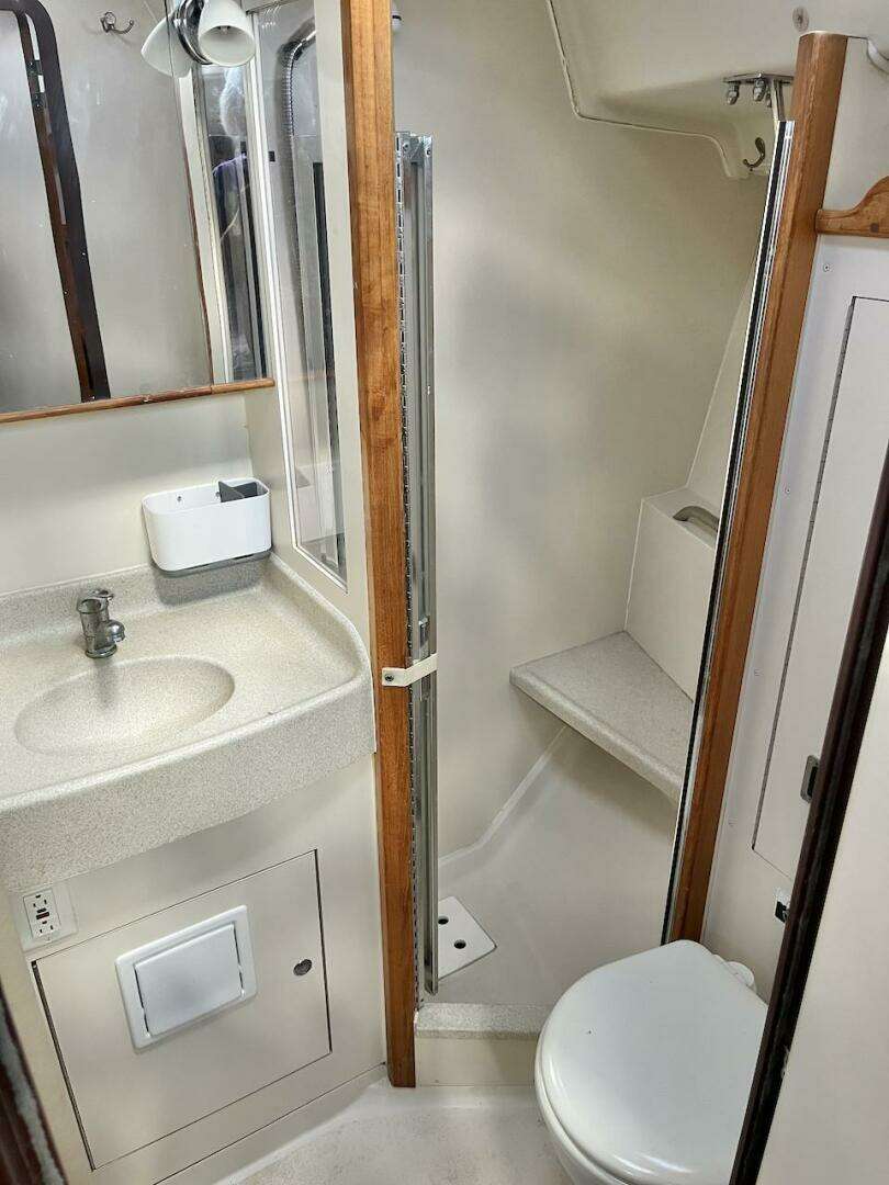 2003 Catalina 350 - Image 37
