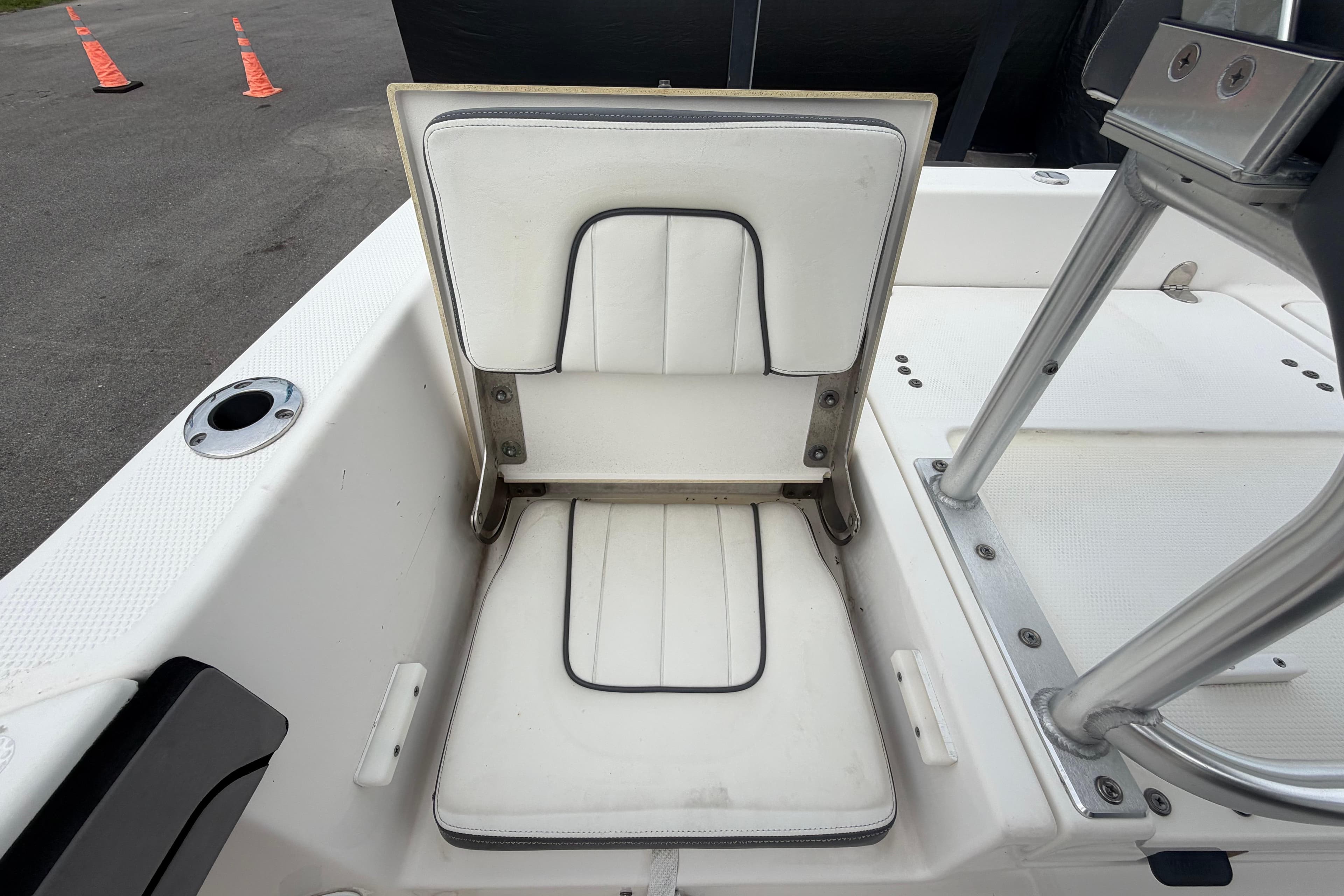 White seat on 2018 Yamaha Boats 190 FSH, featuring stainless steel frame and cup holder.