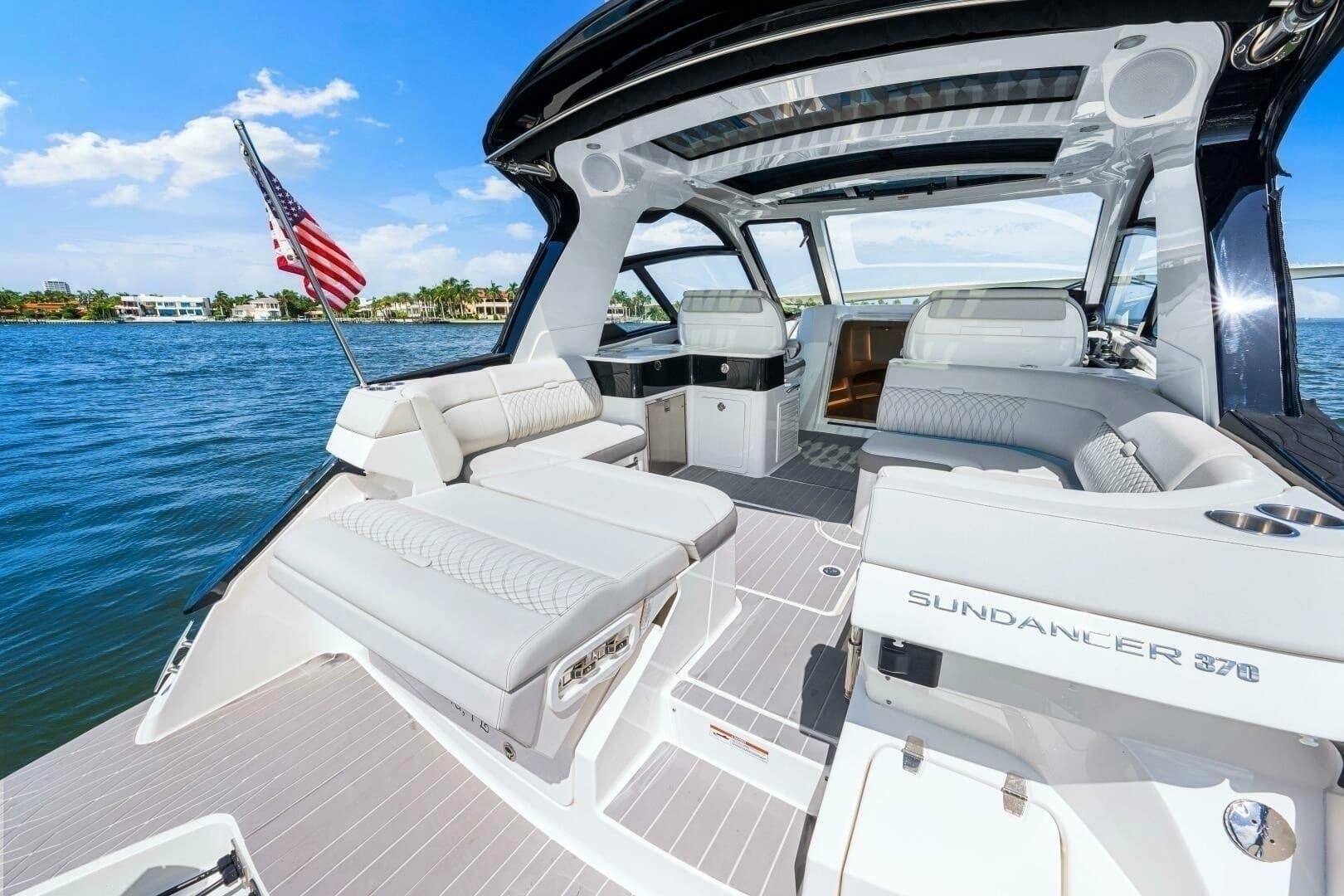 2022 Sea Ray 370 Sundancer - Image 16