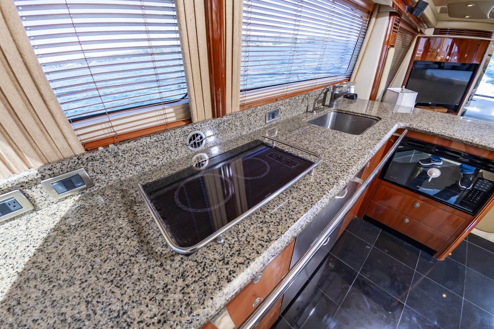 2007 Sea Ray 58 Sedan Bridge - Image 30