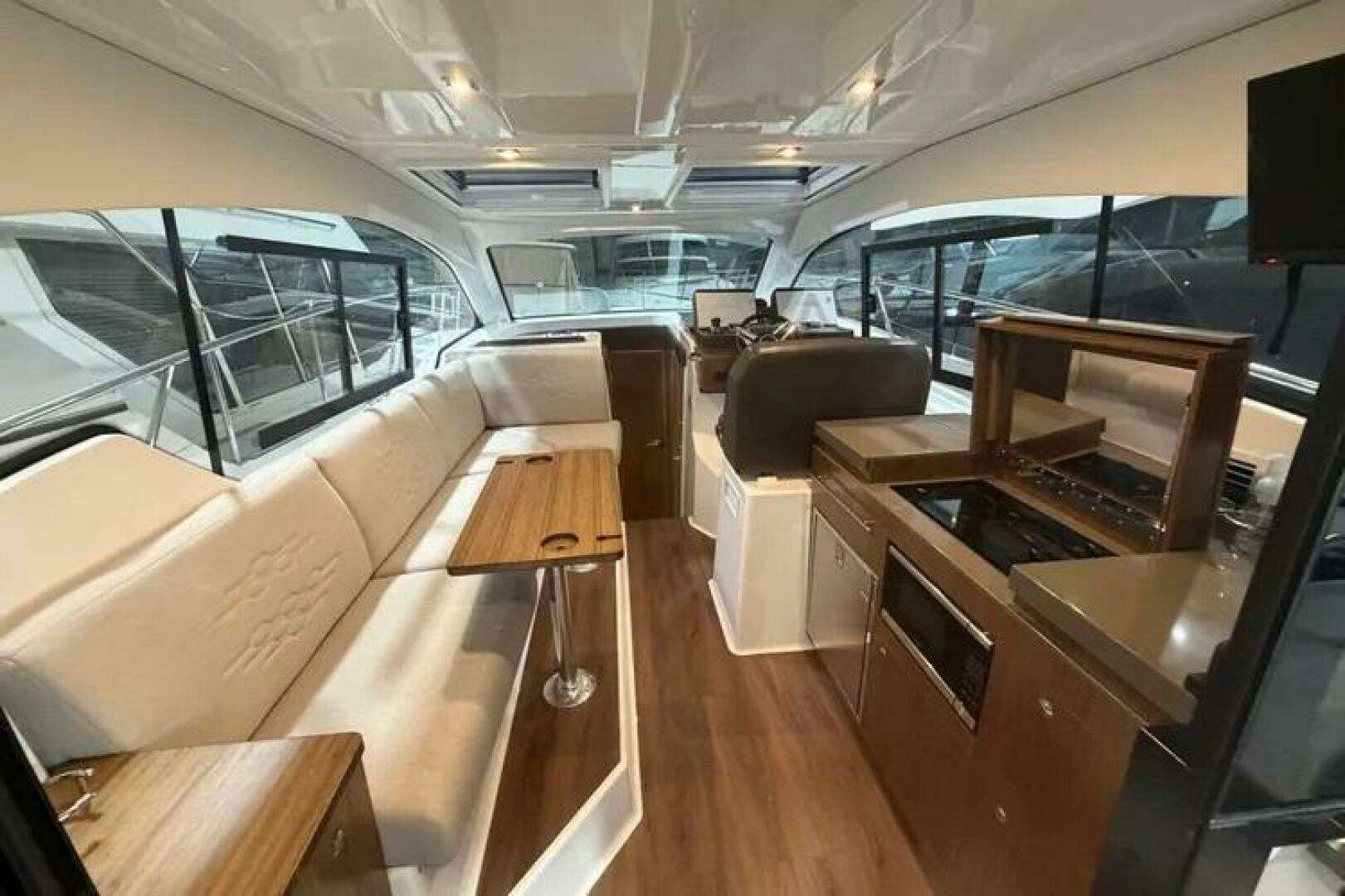 2022 Four Winns 355 Vista Coupe - Image 15