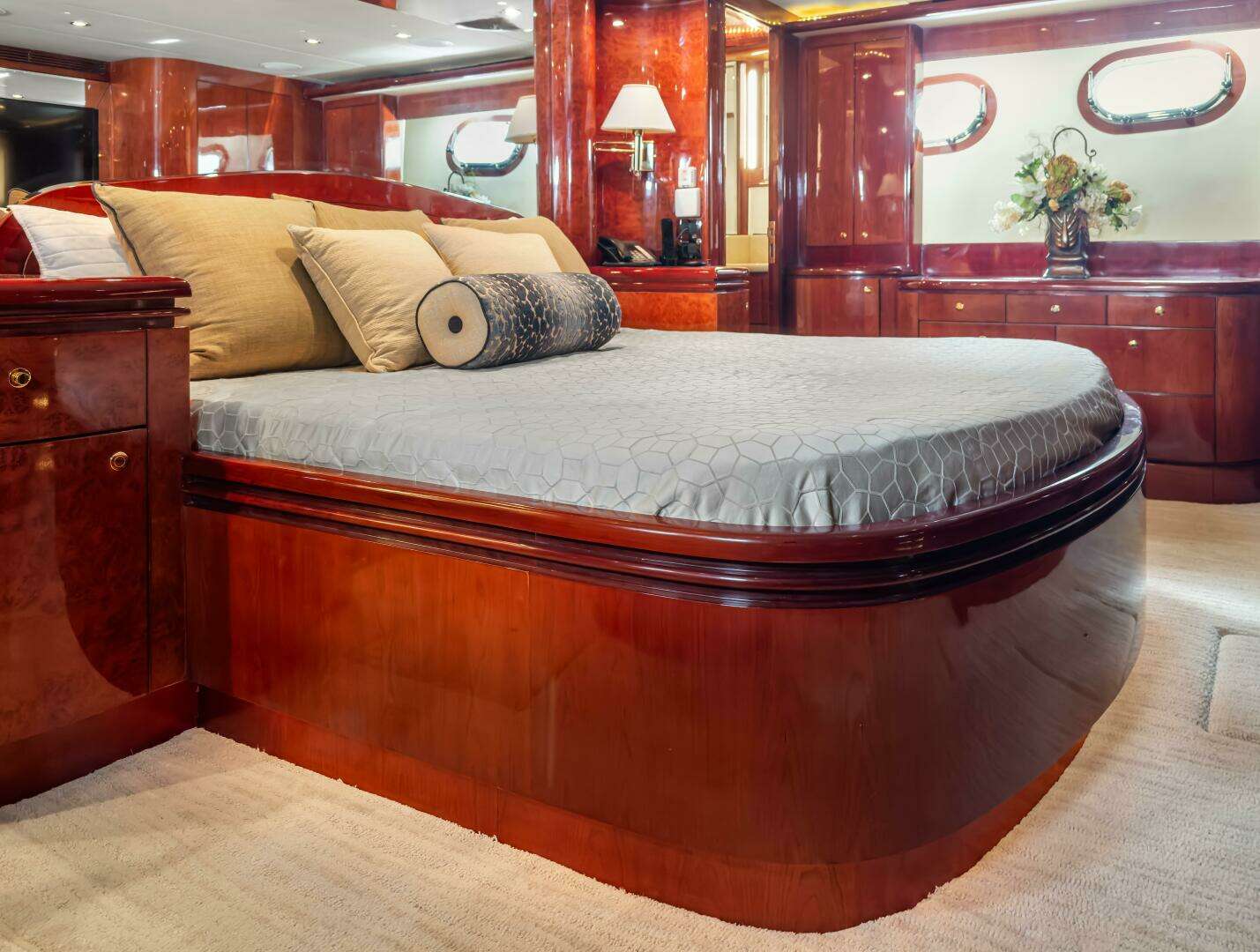 2005 Ocean Alexander 80 motoryacht - Image 6