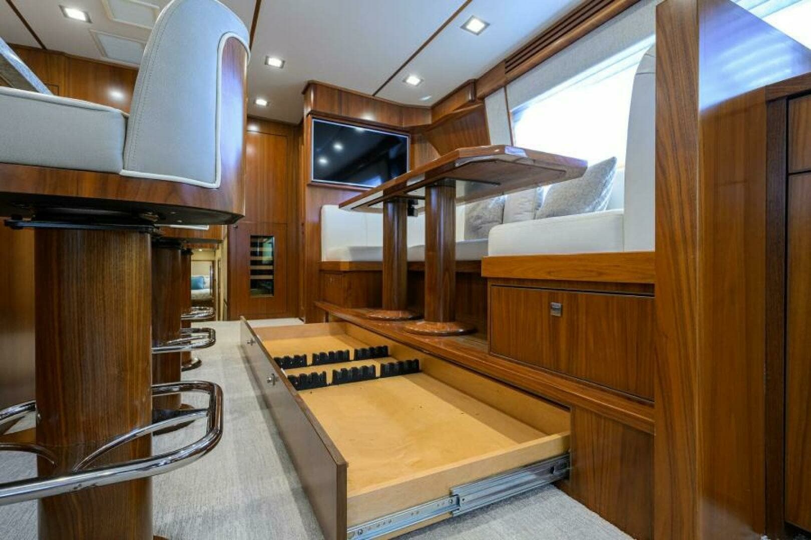 2019 Viking 80 Convertible - Image 6