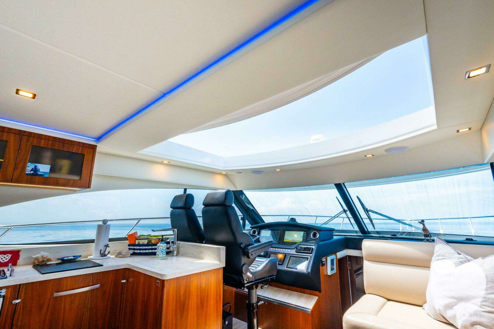 2019 Riviera 4800 Sport Yacht - Image 26
