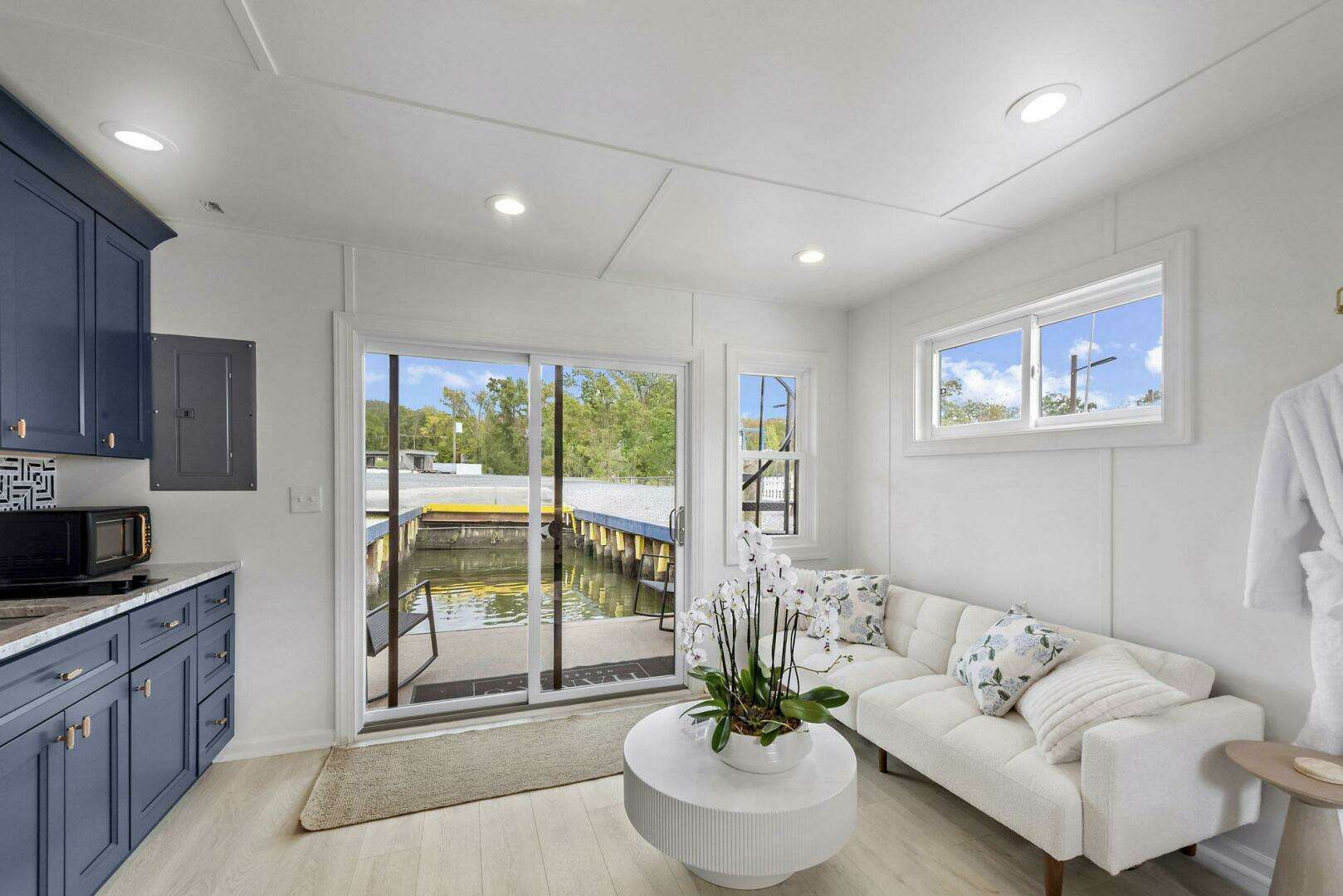 2026 Custom Hanks 26 Houseboat - Image 8
