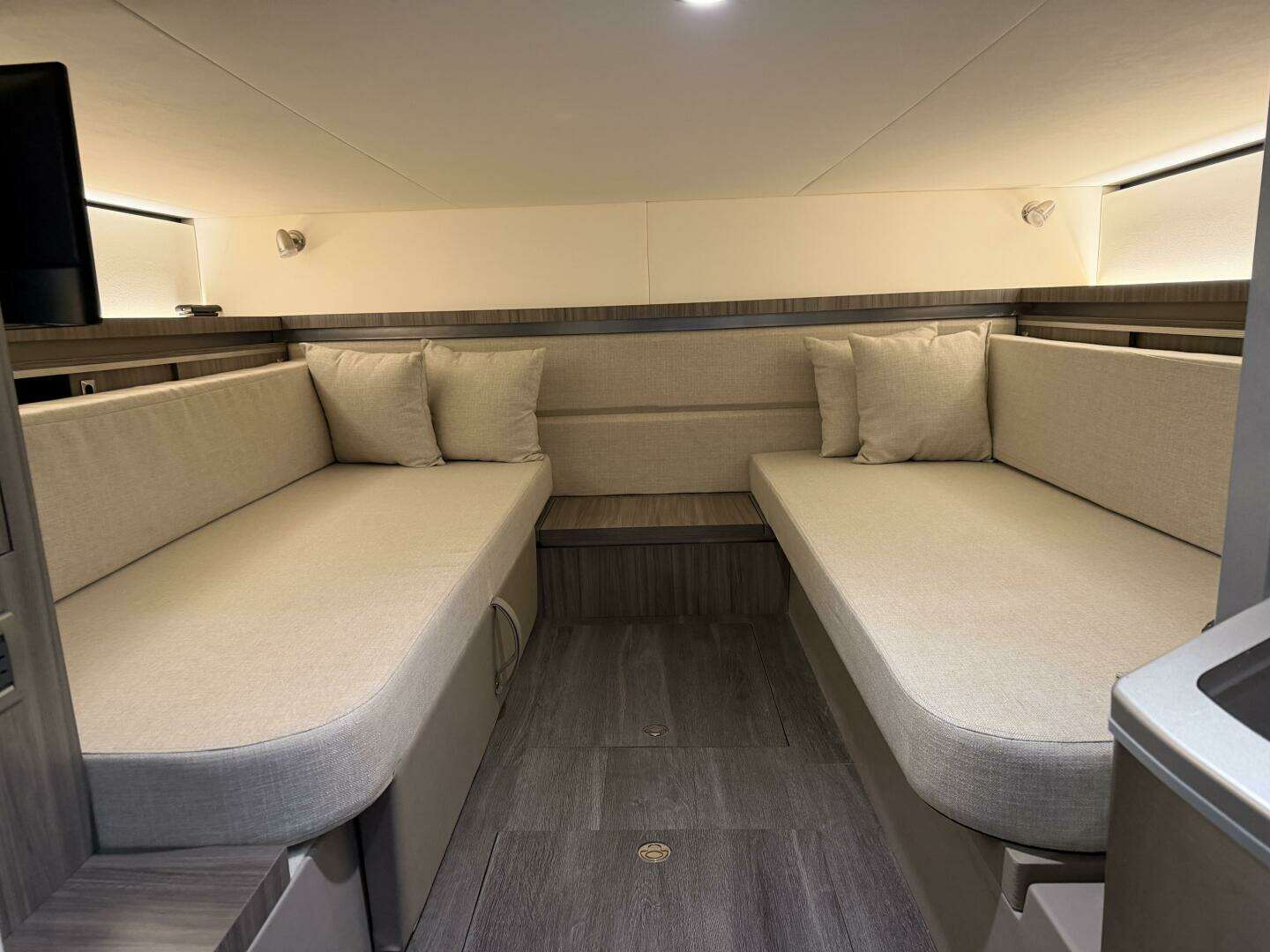 2023 Sea Ray Sundancer 320 - Image 17