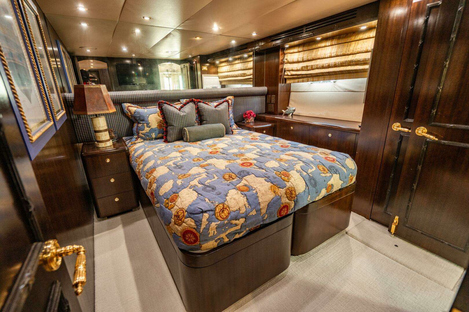 2001 Hatteras 100 Motor Yacht - Image 58