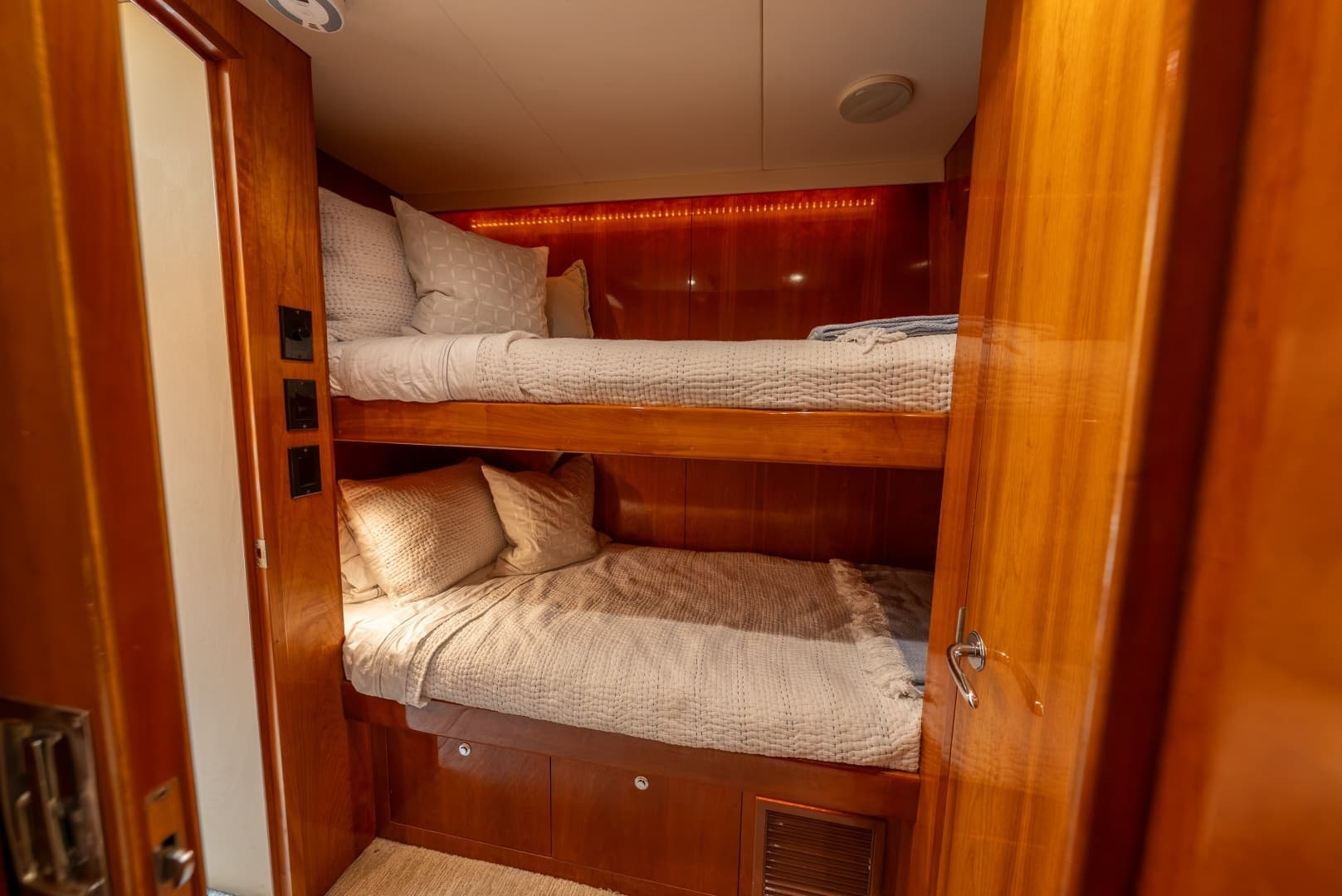 2004 Hatteras Sport Deck - Image 26
