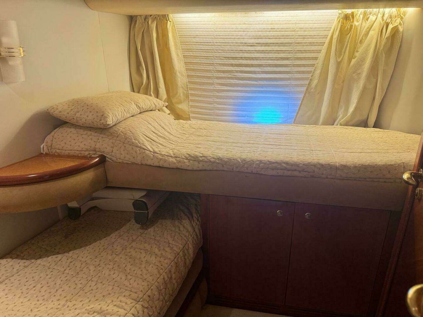 2001 Azimut 68 Plus - Image 28