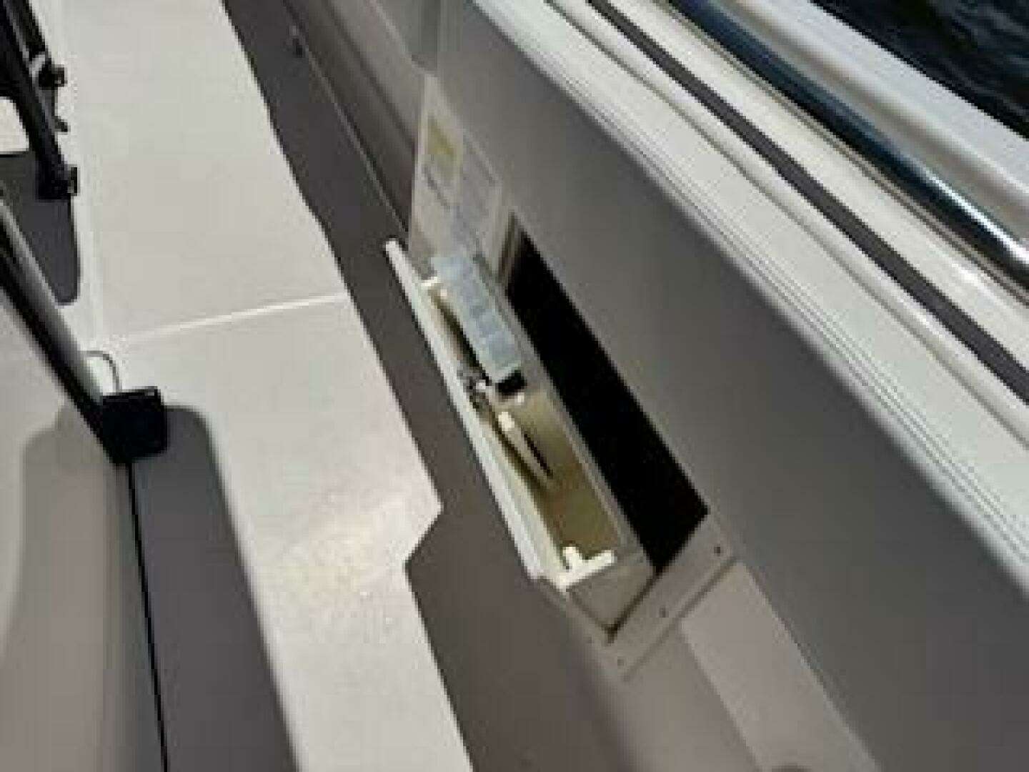 2022 Robalo R242 Center Console - Image 24