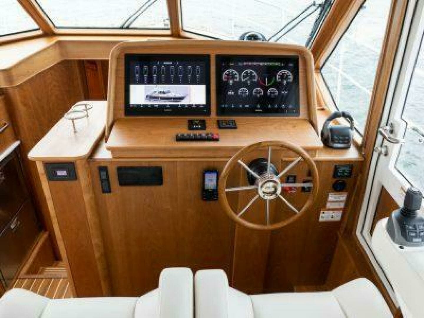 2027 Sabre 43 Salon Express - Image 7