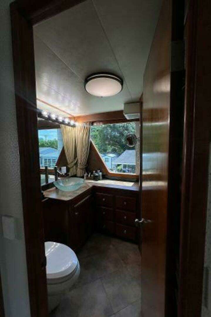 1983 Knight & Carver Custom Trideck - Image 22