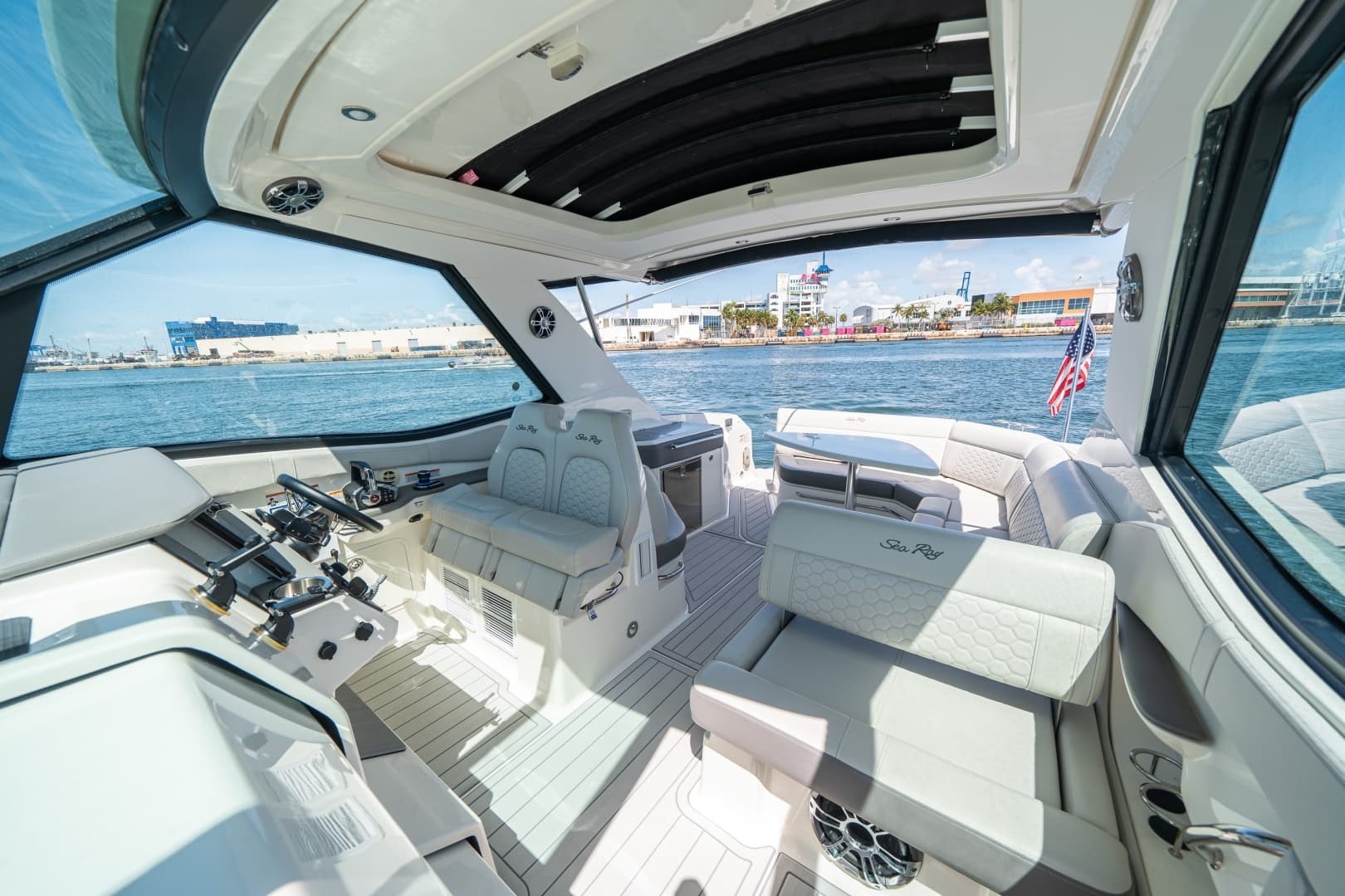 2021 Sea Ray 320 Sundancer - Image 17