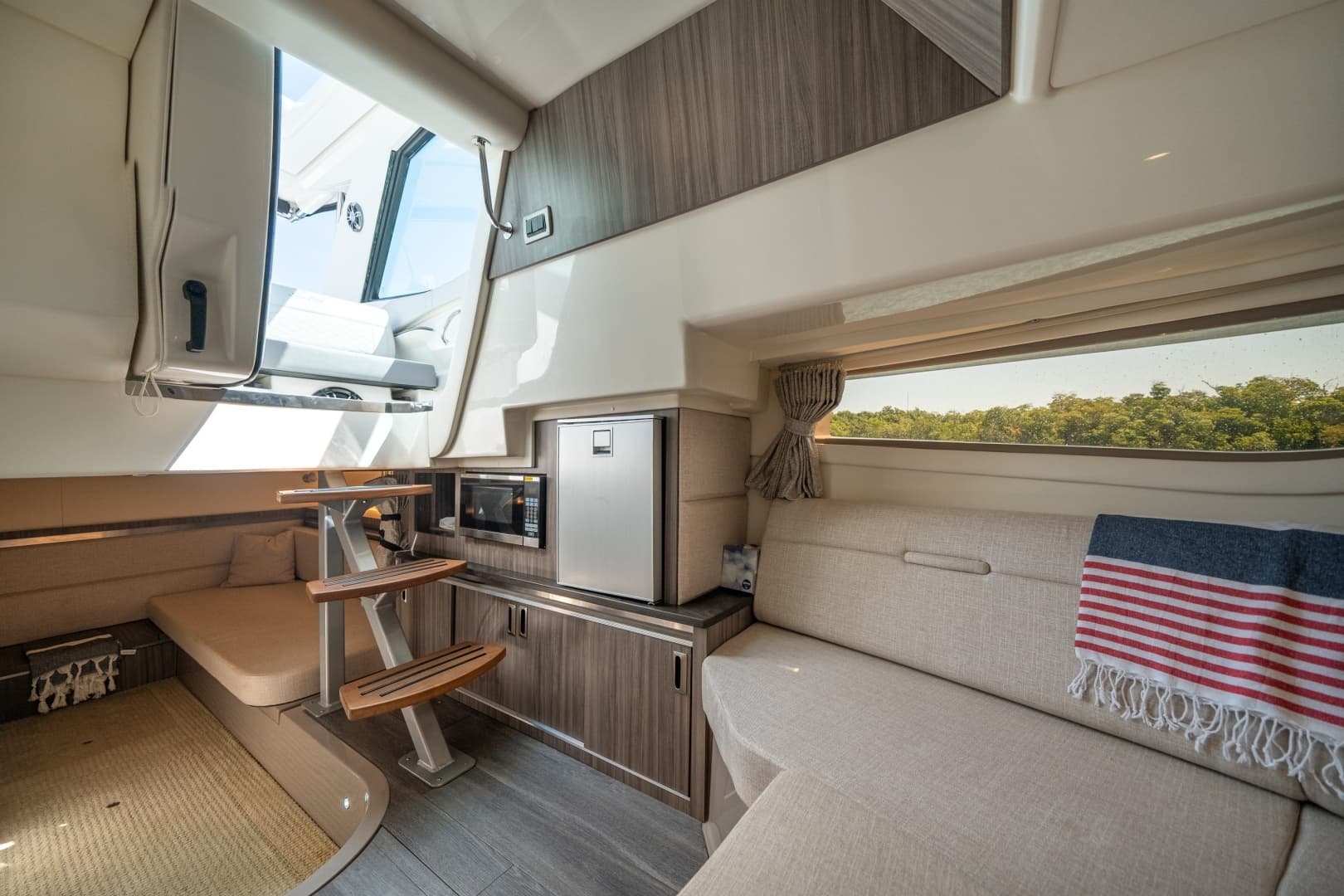 2021 Sea Ray 320 Sundancer - Image 32