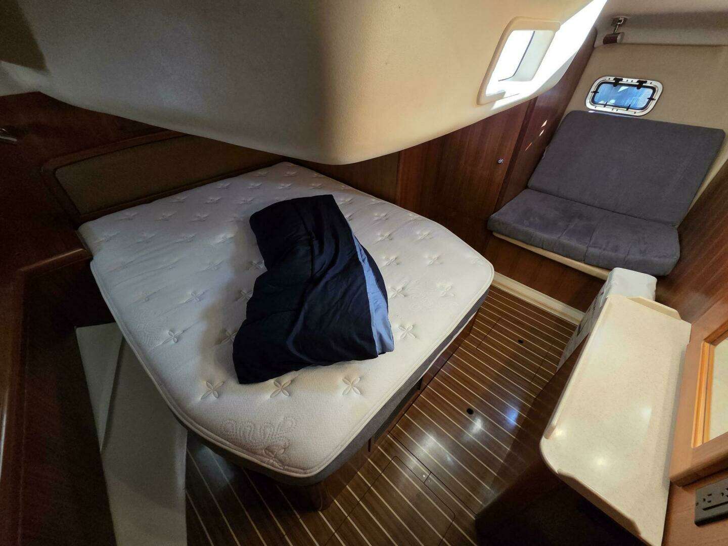 2007 Hunter 44 Deck Saloon - Image 4
