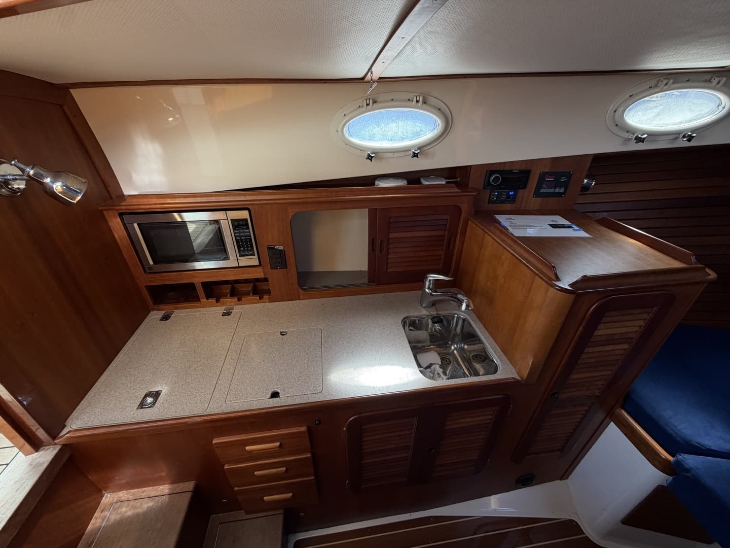 2009 Hinckley Picnic Boat 37 MKIII - Image 21