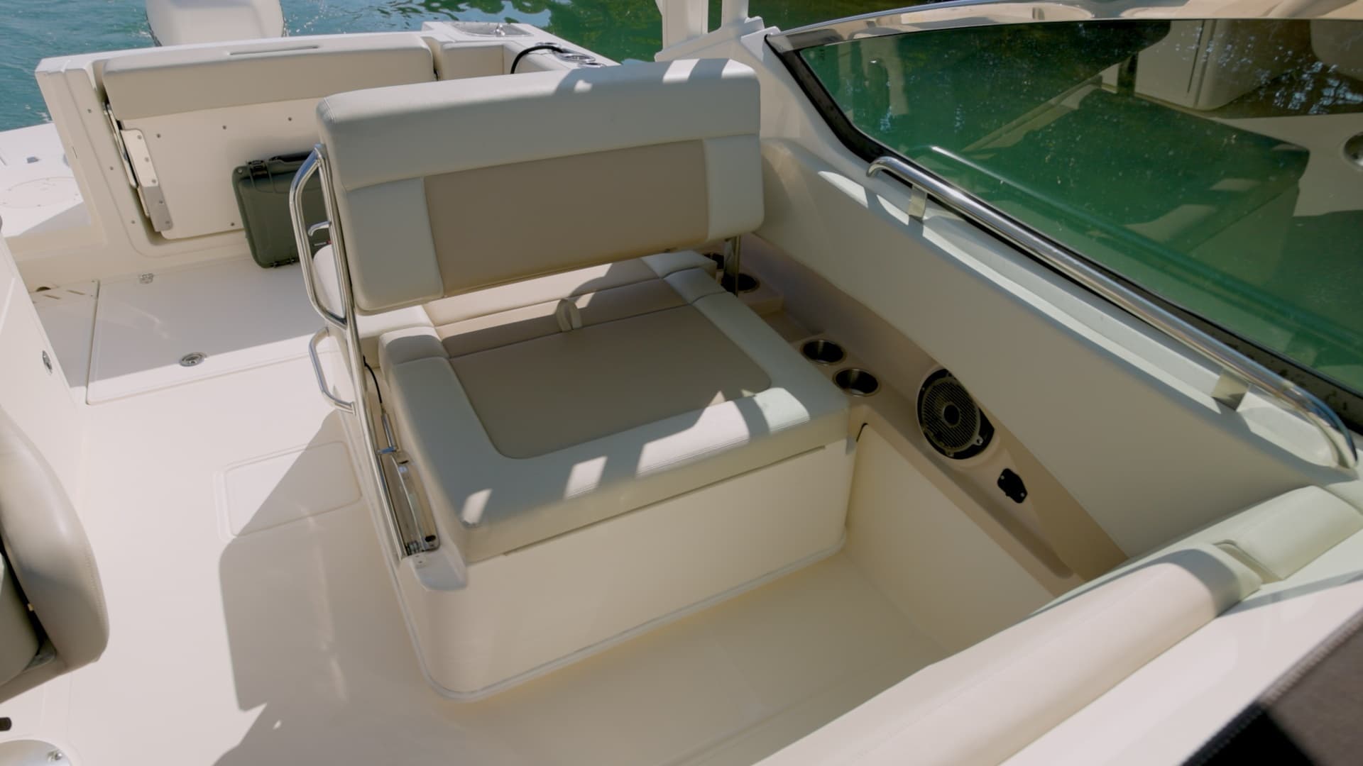 2022 Boston Whaler Vantage - Image 12