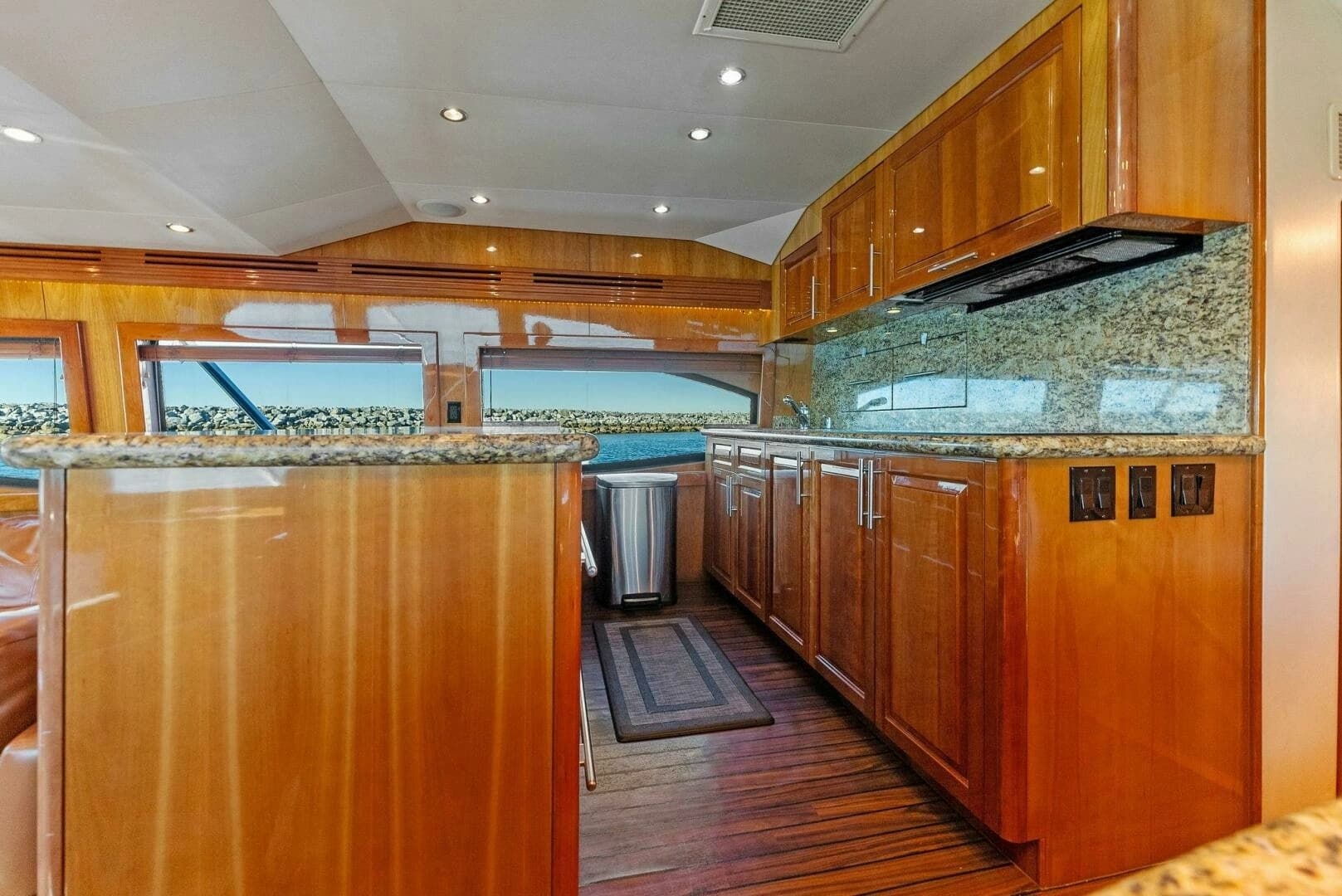 2007 Hatteras 64 Convertible - Image 15