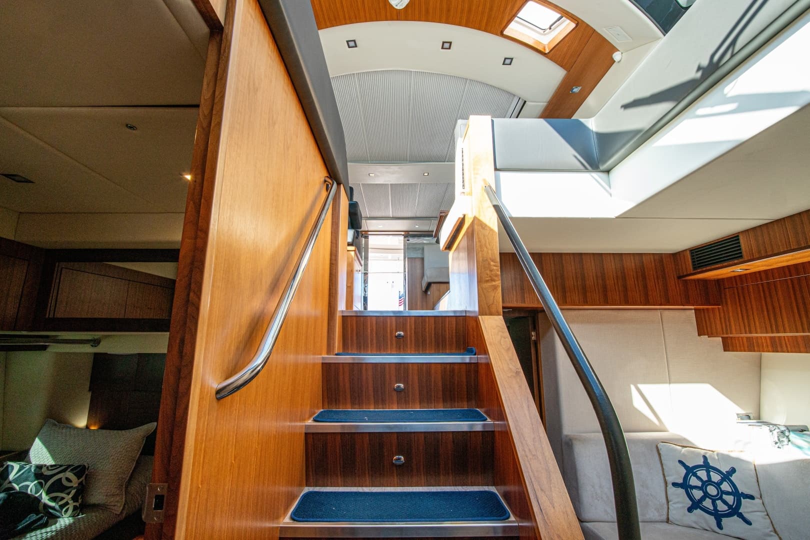 2015 Riviera 6000 Sport Yacht - Image 40