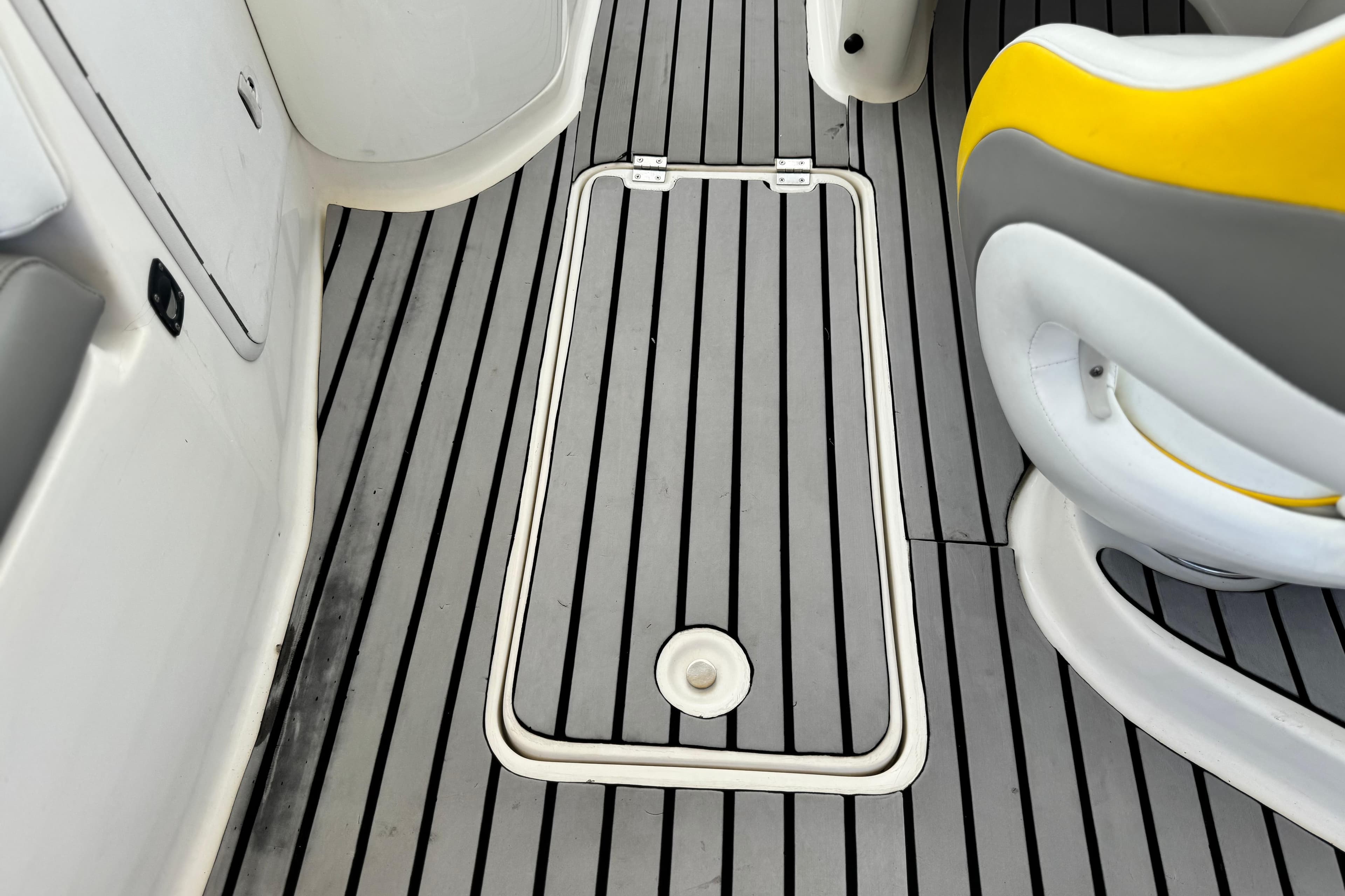 2005 MB 240 V Sportdeck boat interior with gray and white flooring, yellow-accented seat.