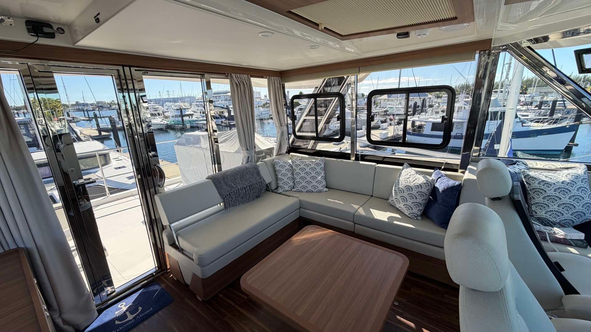 2025 Aquila 54 ENCLOSED BRIDGE - Image 76