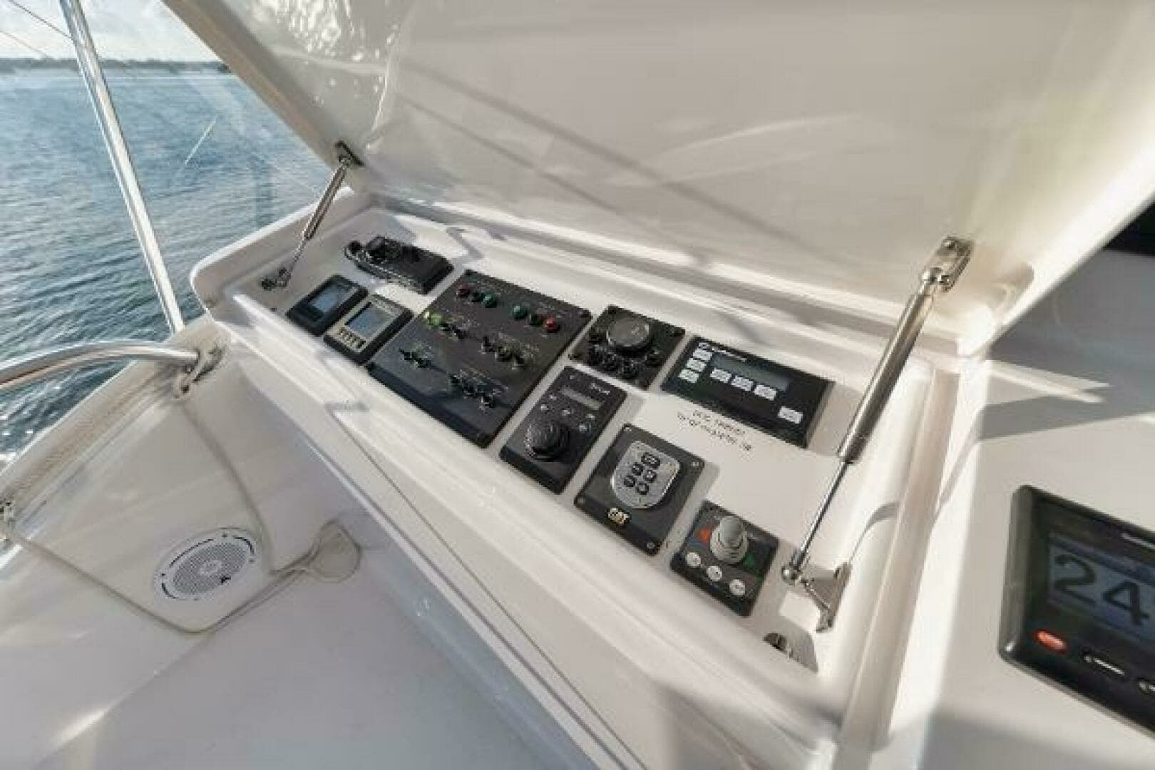 2018 Hatteras GT54 - Image 15