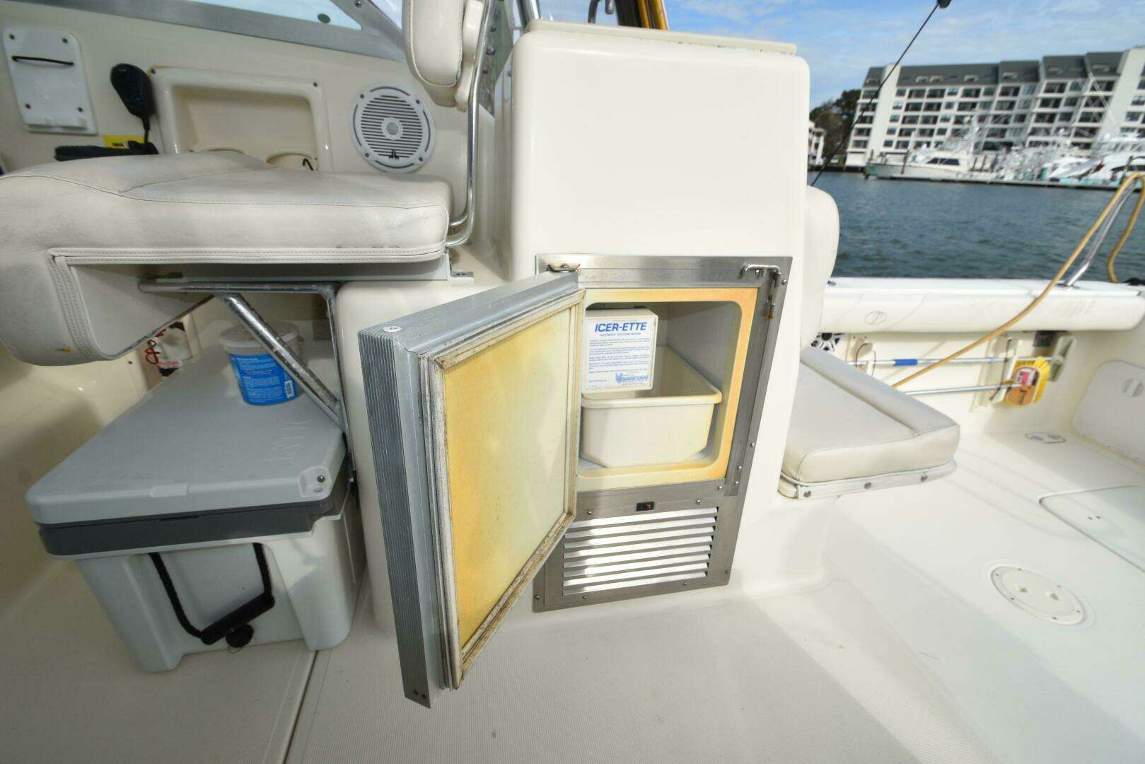 2005 Pursuit 3070 Offshore Express - Image 15