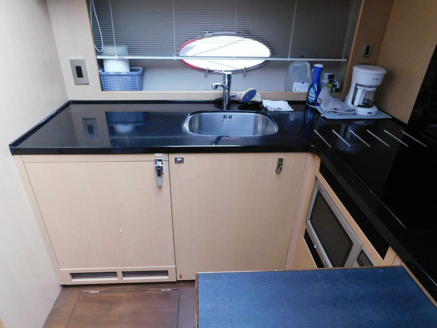 2011 Princess V52 - Image 10