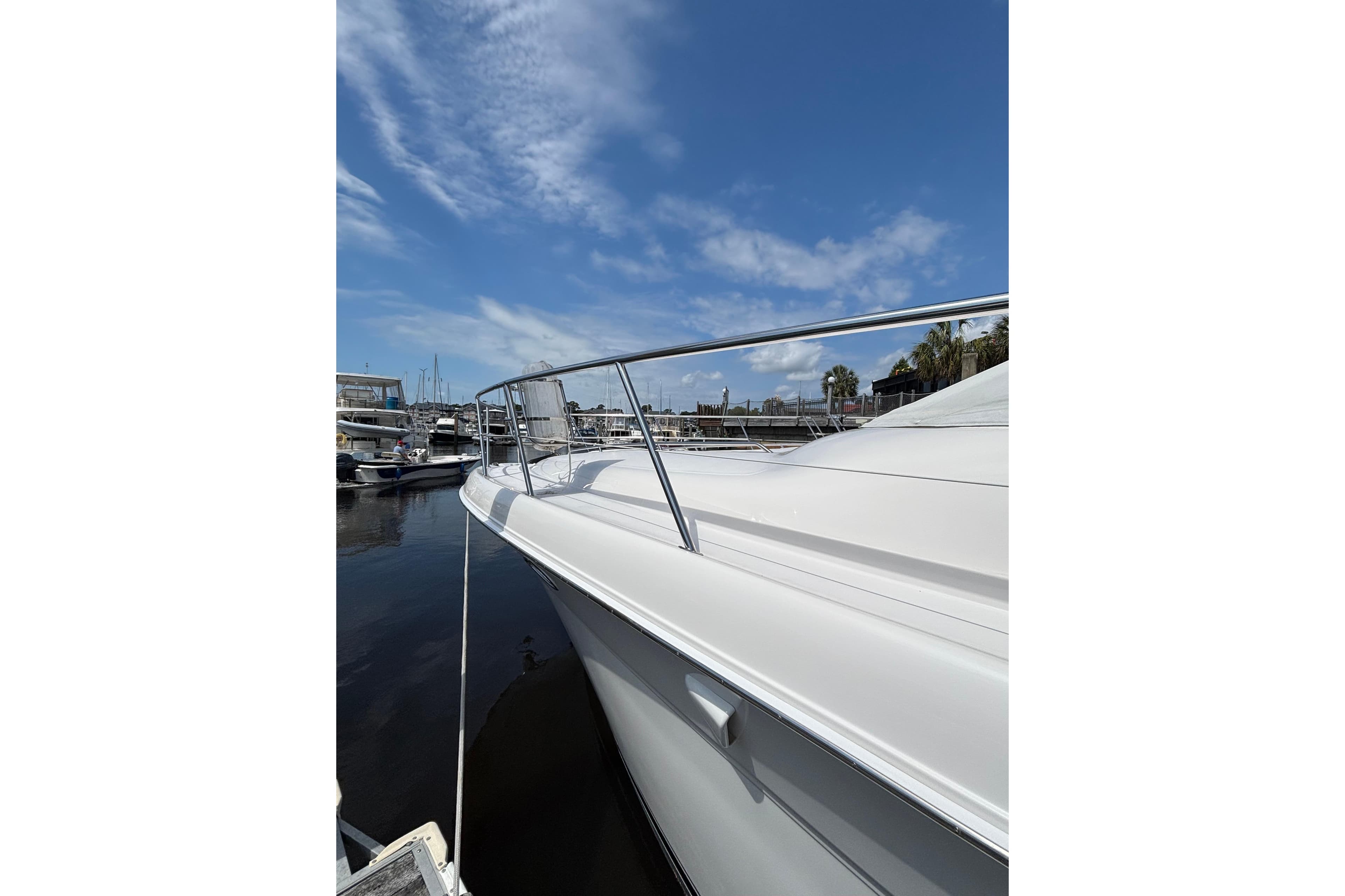 1999 Sea Ray 480 Sedan Bridge yacht docked under a clear blue sky.