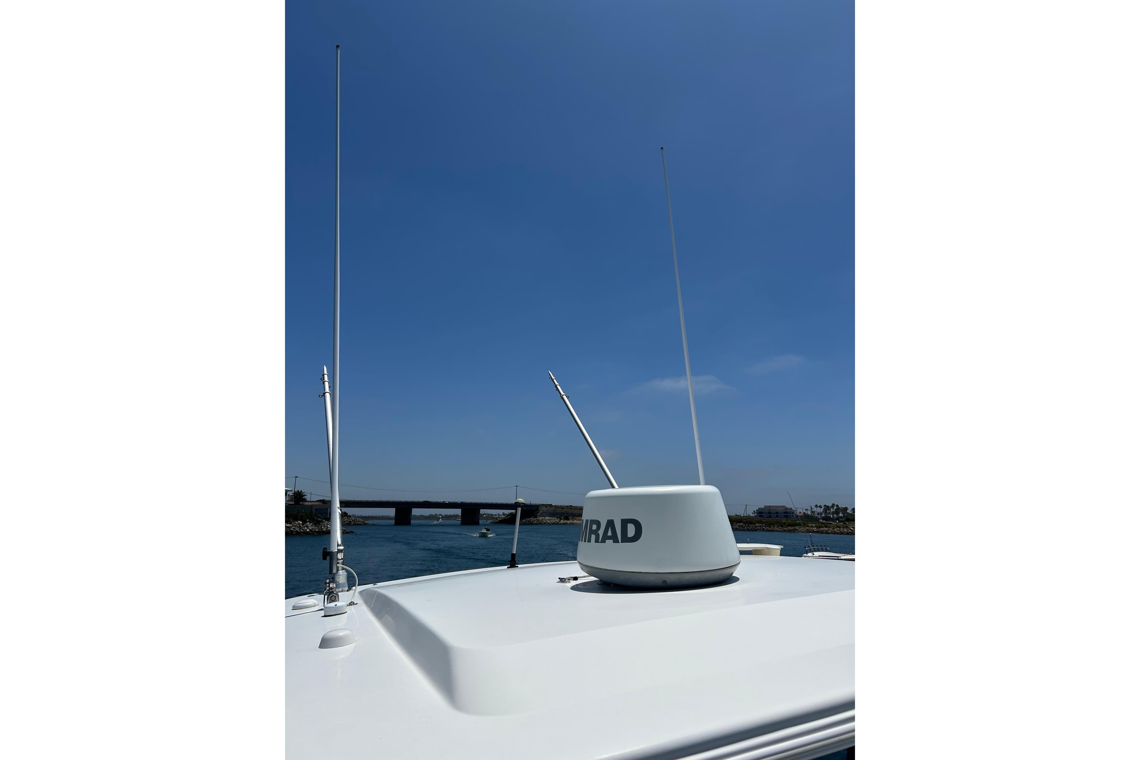 Robalo R305 Walkaround 2007 boat radar and antennas against clear blue sky.