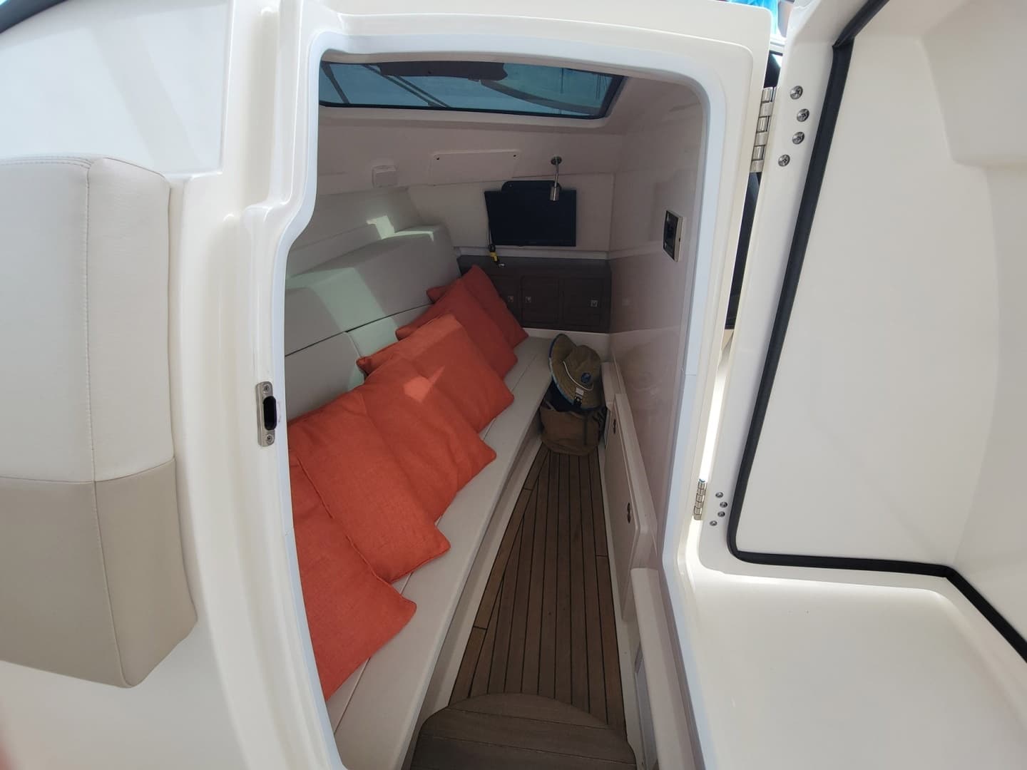 2022 Boston Whaler 320 Vantage - Image 35