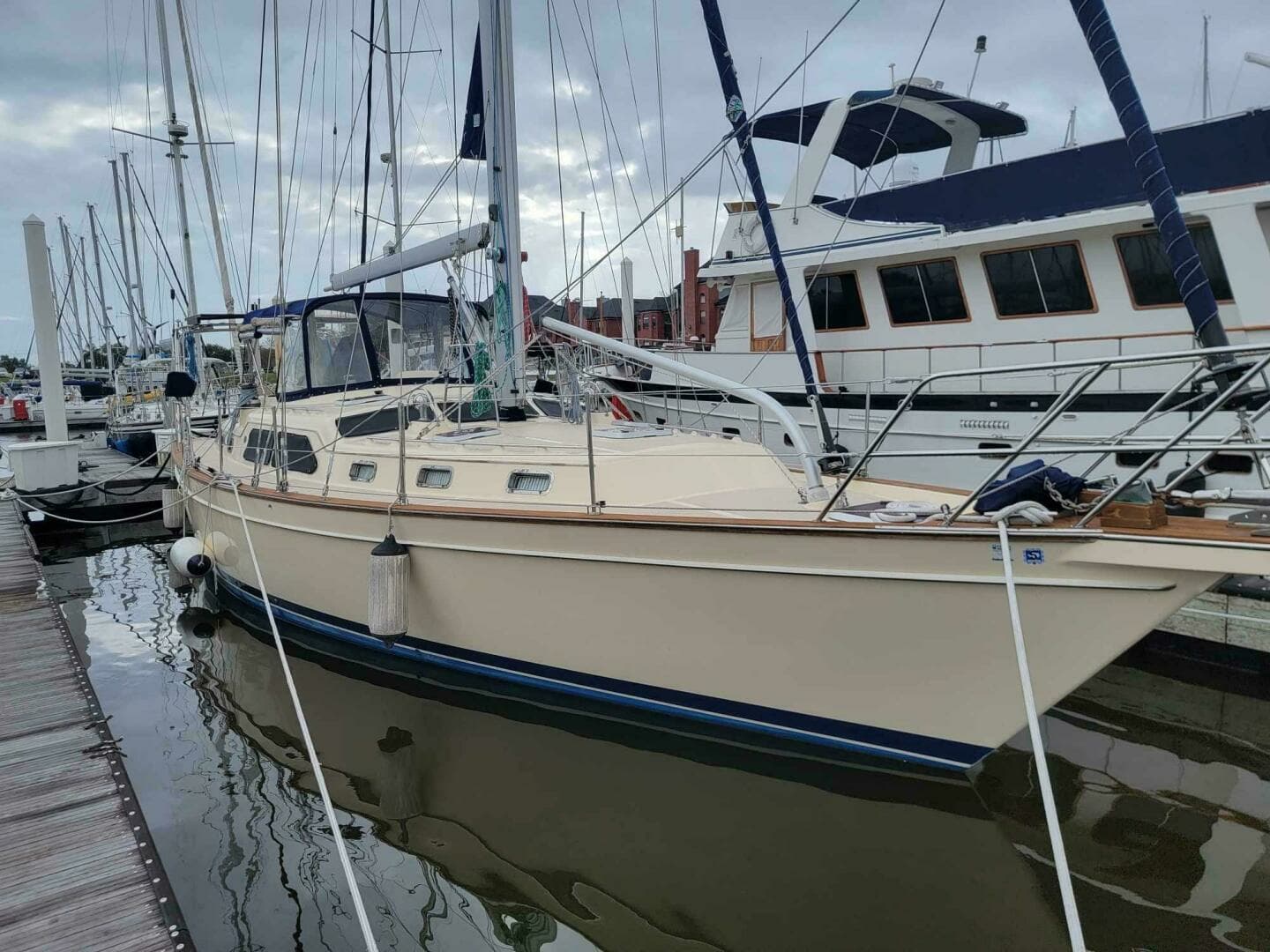 2005 Island Packet 485 - Image 9