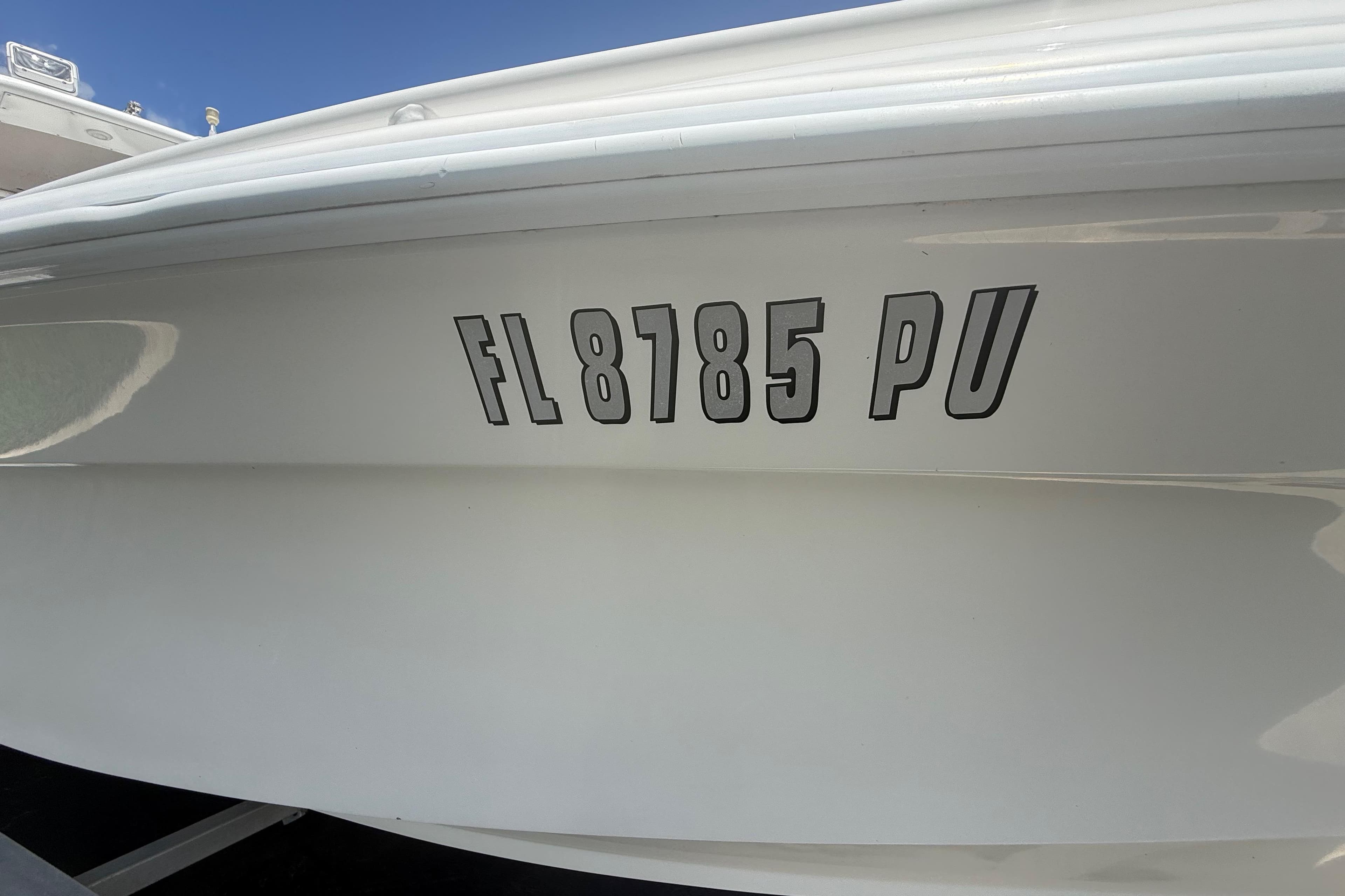 White 2015 Concept 27 boat with registration number FL 8785 PU.