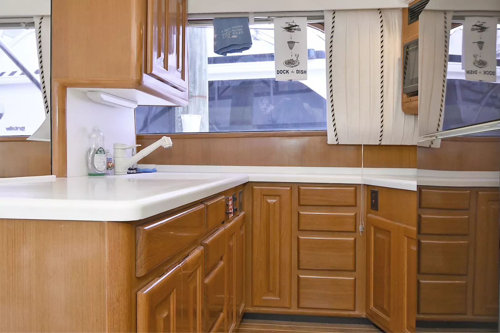 1997 Viking 47 Convertible - Image 19