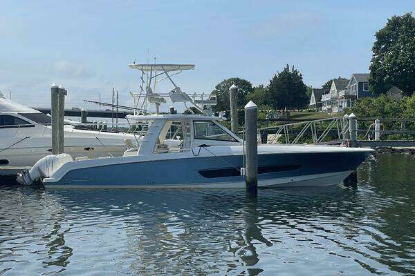 2017 Boston Whaler Outrage