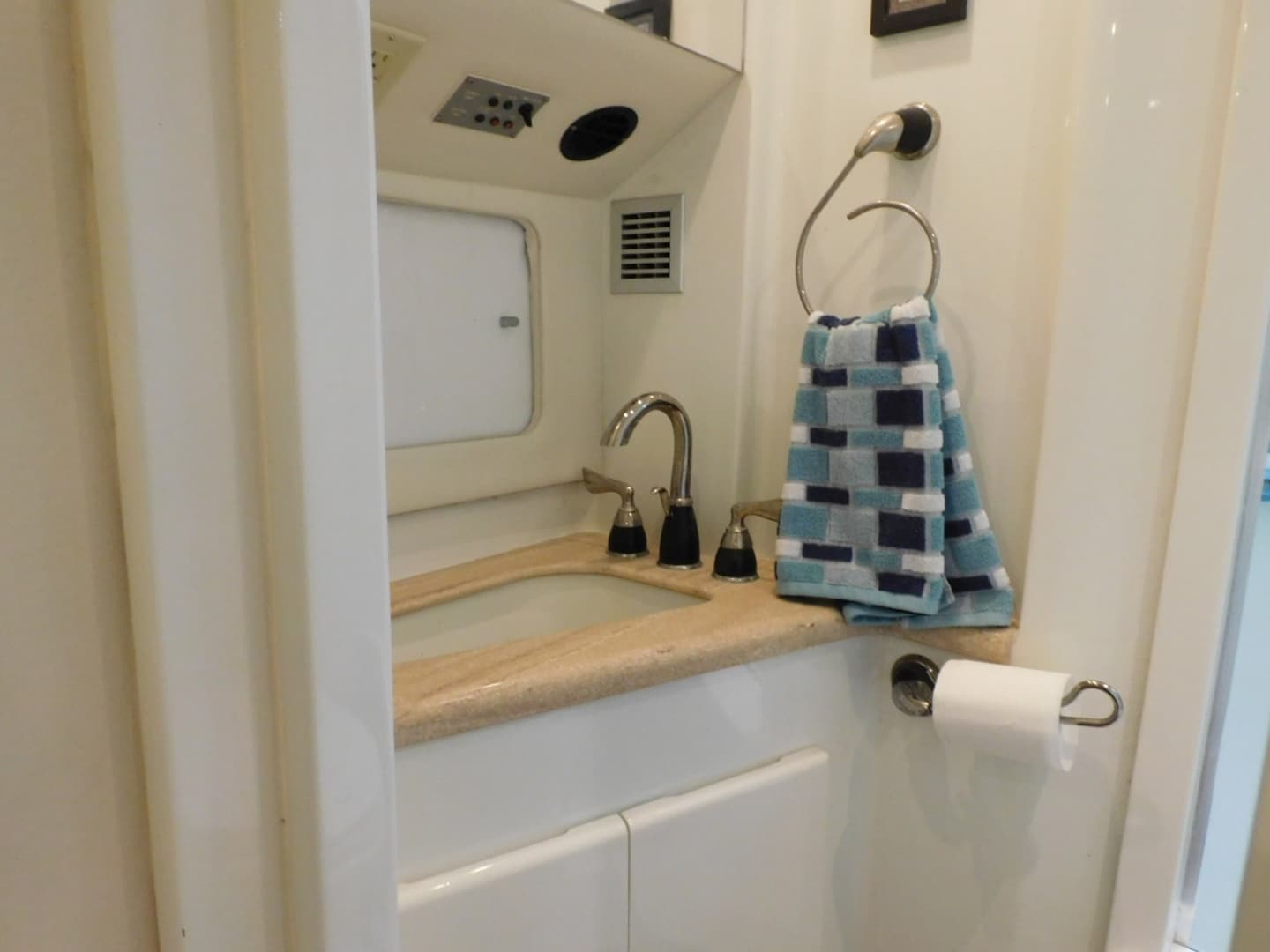 1987 Sea Ray 460 Convertible - Image 35