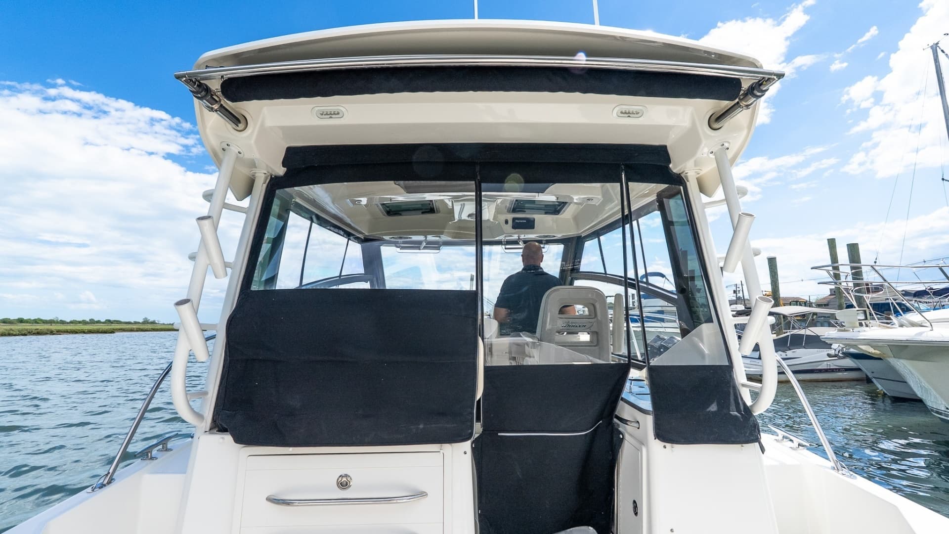 2020 Boston Whaler 325 Conquest - Image 17