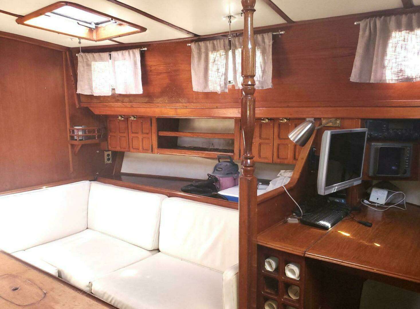 1982 Endeavour 43 CC - Image 12