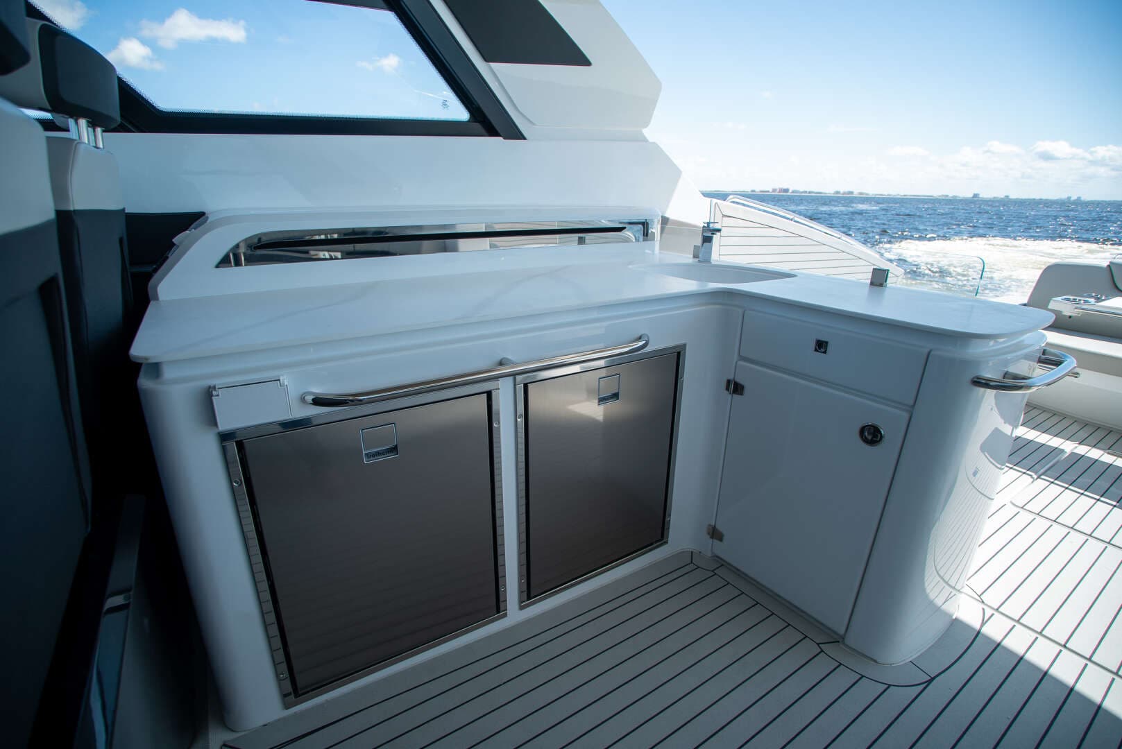 2026 Cruisers Yachts 50GLS OB - Image 16
