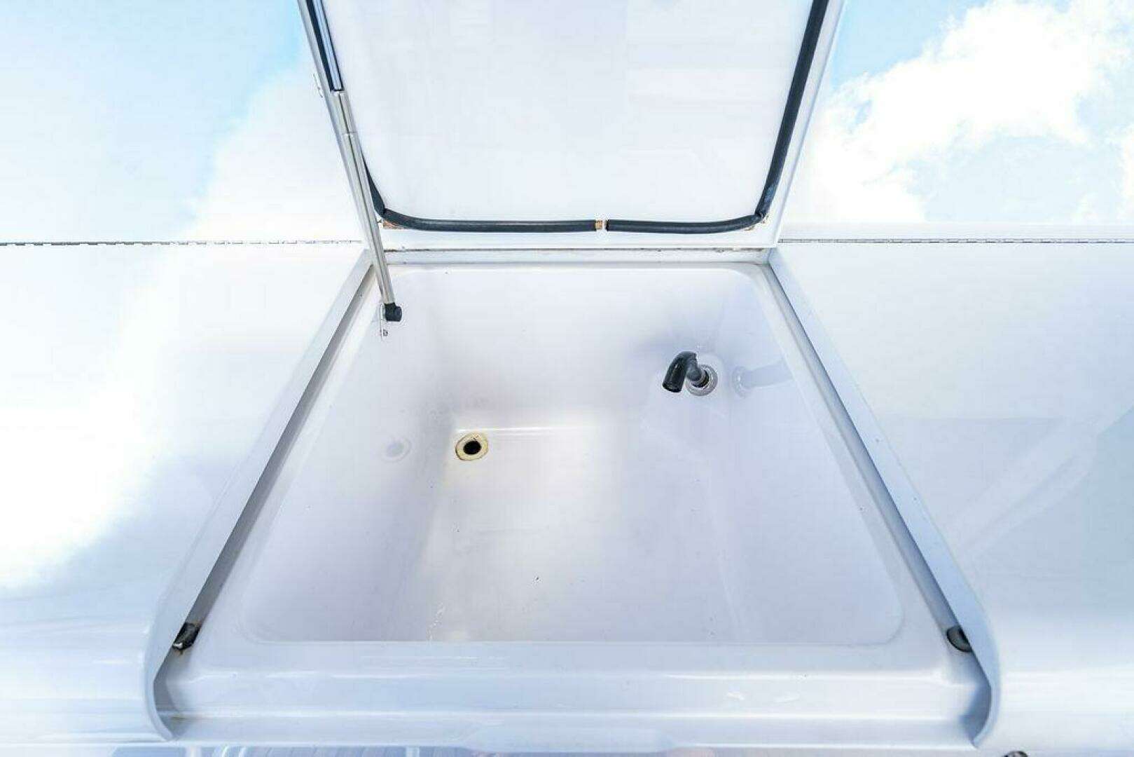 1999 Viking 55 Convertible - Image 58