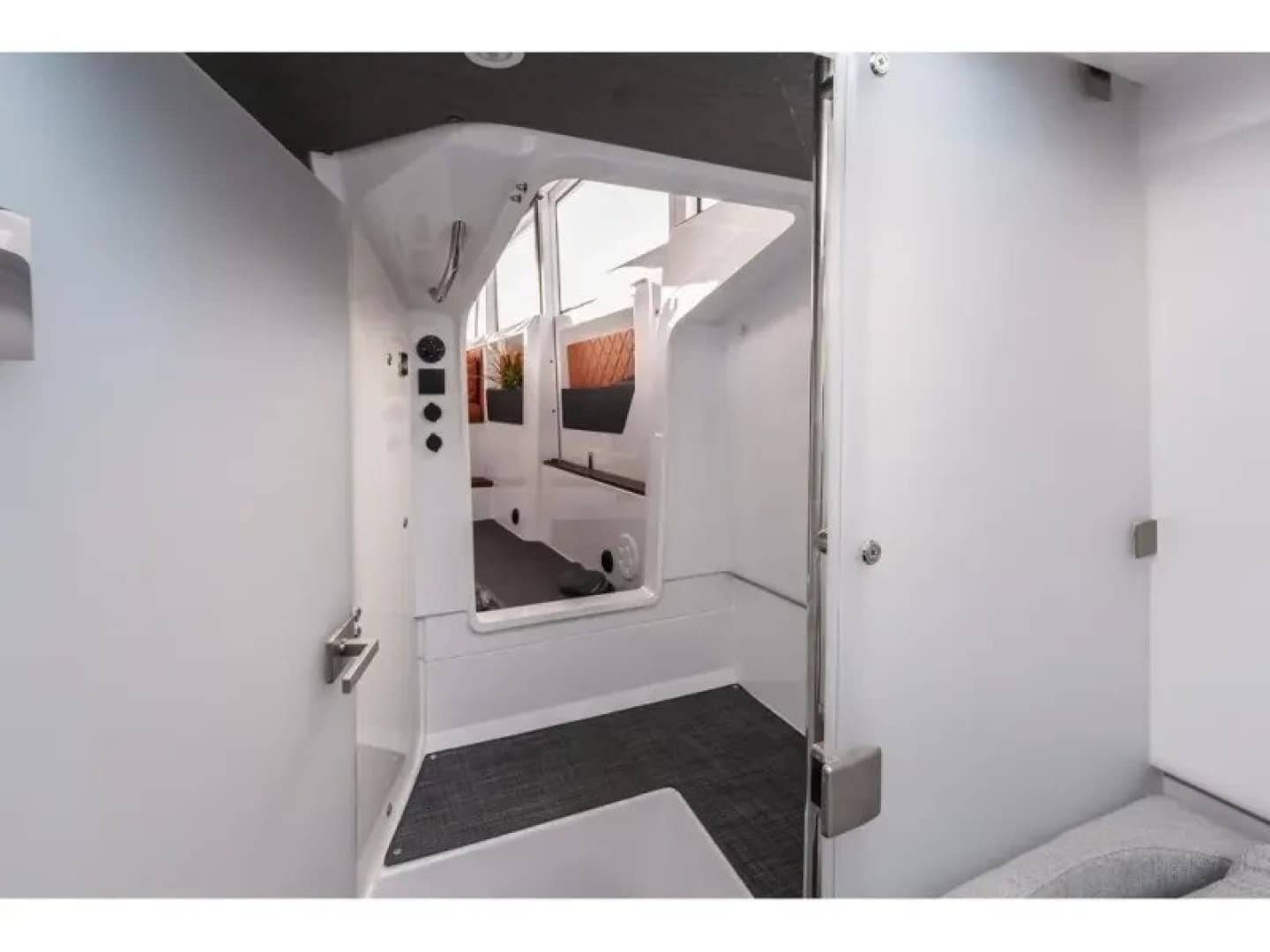 2022 Axopar 37 XC CROSS CABIN - Image 26