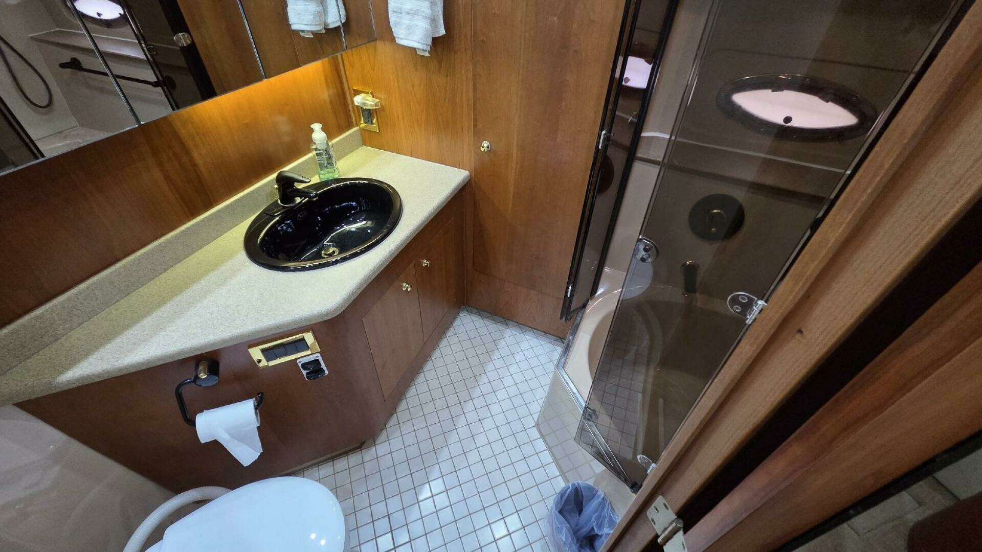 2000 Cruisers Yachts 4450 Express Motor Yacht - Image 58