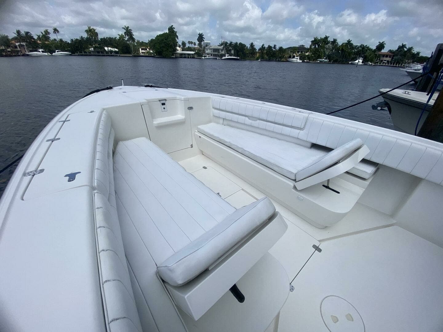 2006 Intrepid 370 - Image 21