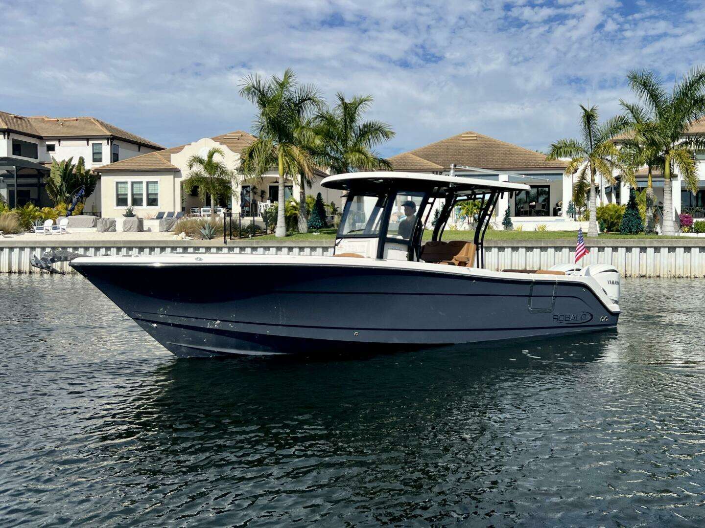 2025 Robalo R302 Center Console - Image 3