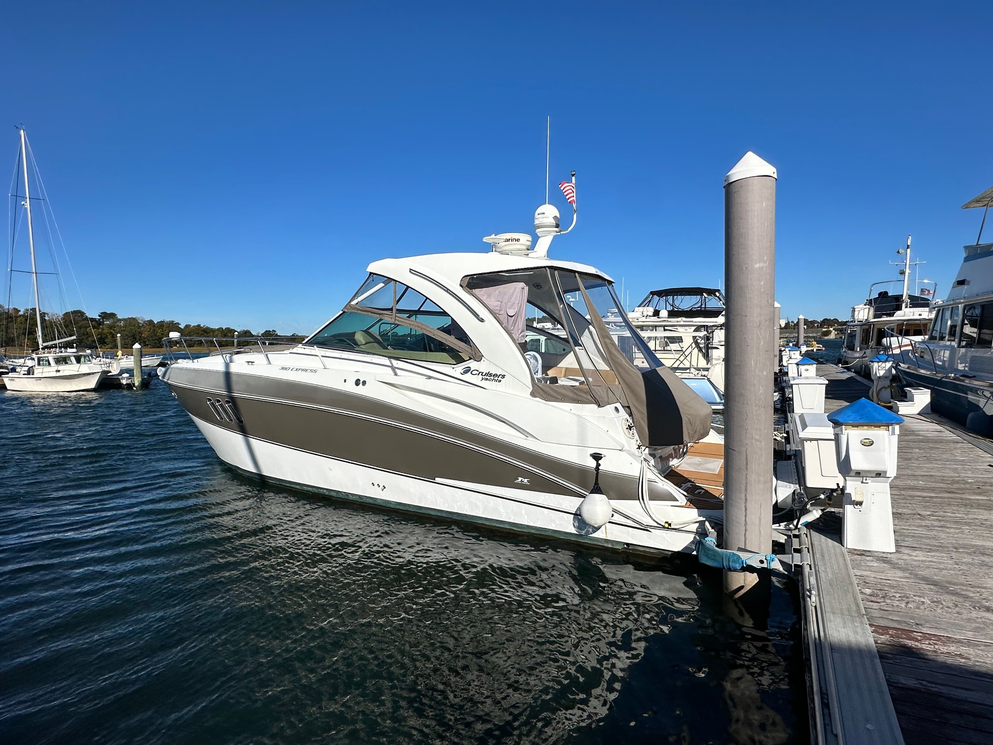 2014 Cruisers Yachts 380 Express